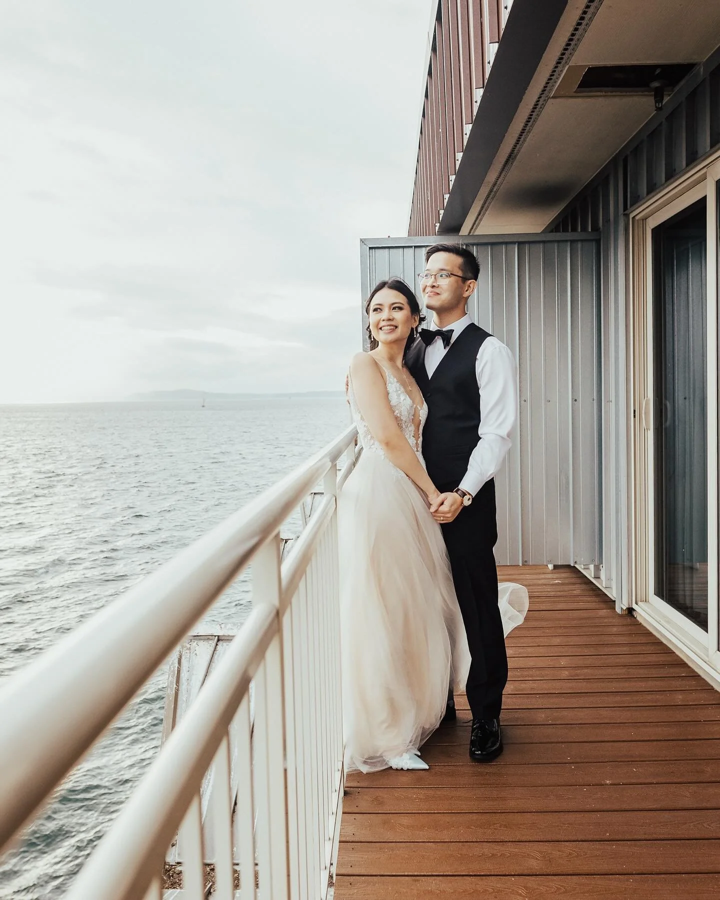 I&rsquo;ve been knee-deep in fall leaves recently, as it&rsquo;s really a beautiful time of the year. Exactly one year ago, Angela and Boris celebrated their wedding with some amazing fall vibes. The tones, the intense wind during their first look, t