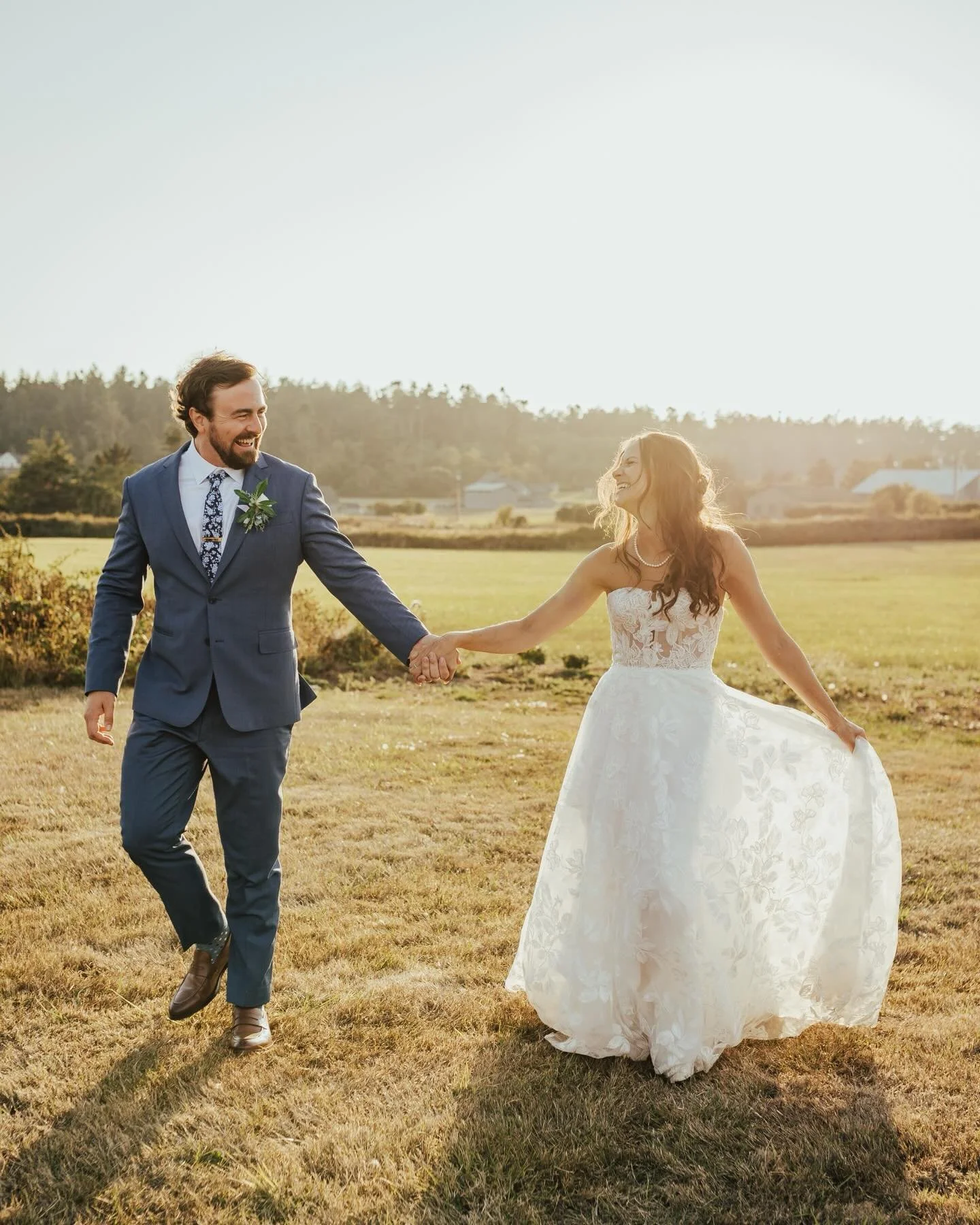 I always enjoy this time of the year where I get to curate, blog, and reflect on some of my favorite weddings. It&rsquo;s wet and cold in Seattle at the moment , but a quick trip down memory lane this past summer feels good right about now. Sarah and