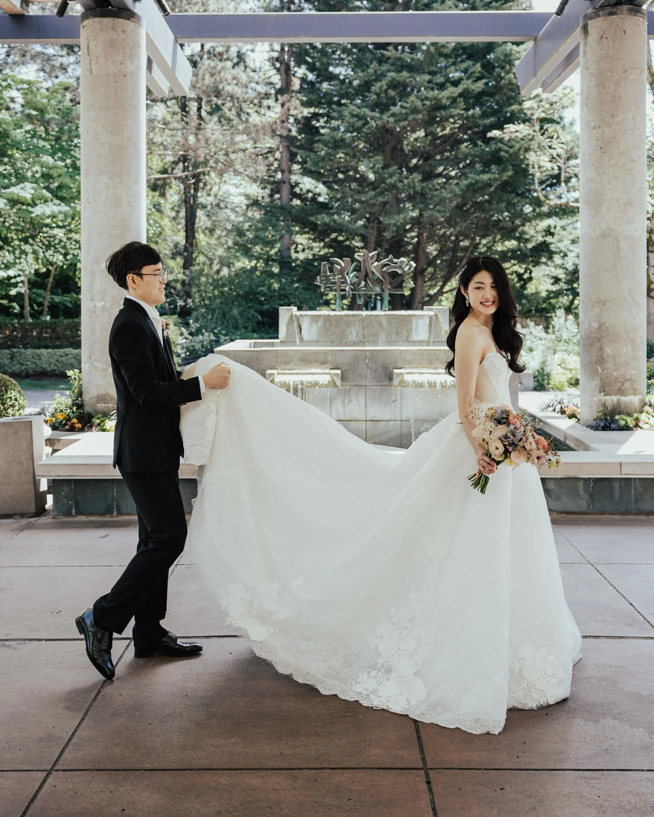 Congratulations to the Kims as they got married at the Bellevue Club Hotel this past weekend. I was really pulling for sunshine for this SoCal couple, and Seattle didn&rsquo;t disappoint at all. 

Venue: @bellevueclub 
Photography: @stevenzhangphoto 