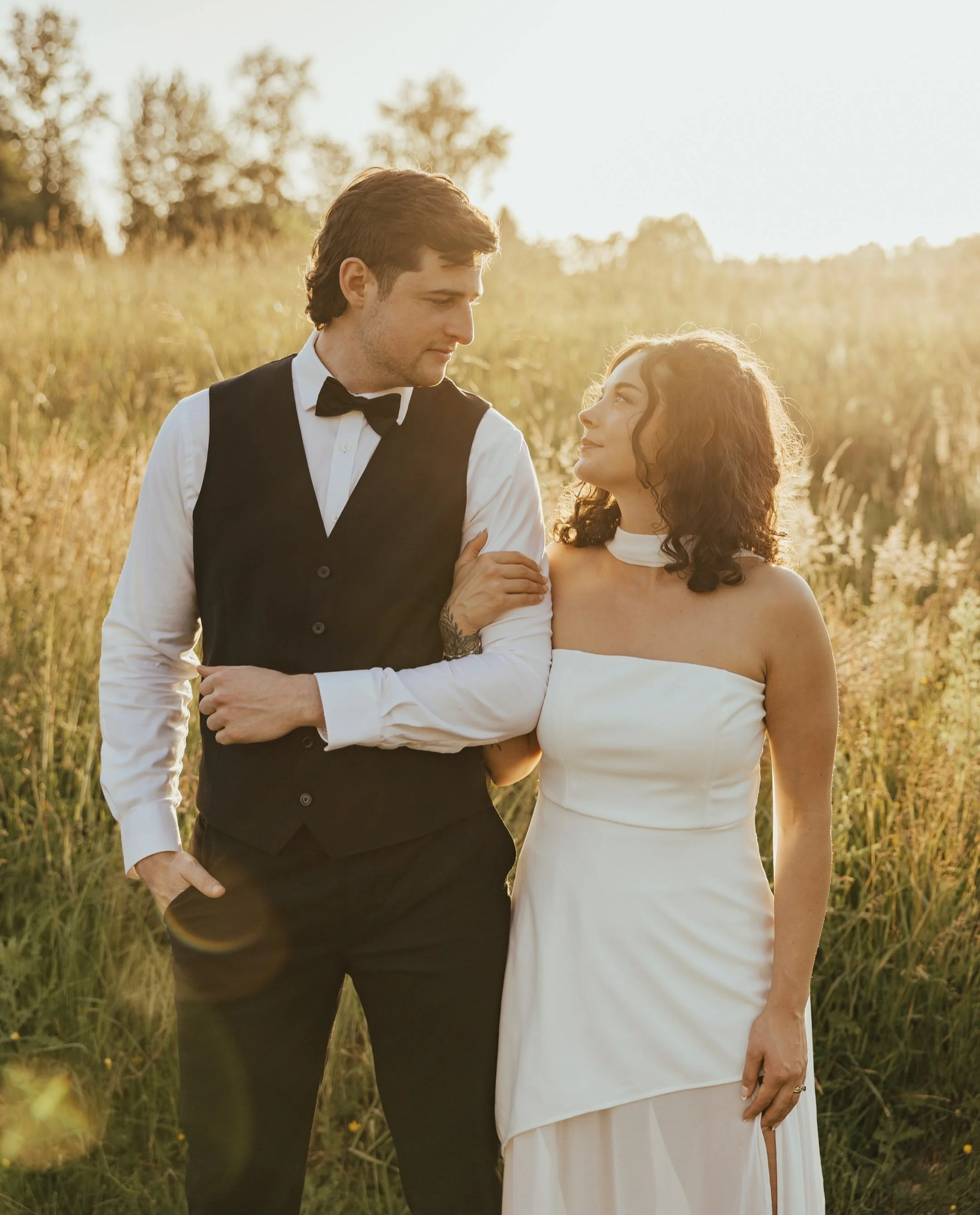 As the end of summer slowly draws near, there is a lot I&rsquo;m going to miss. For one, those summer sunsets and evenings will be gone for a while. Got me feeling nostalgic already looking back at Ivy and Gunnar&rsquo;s wedding during the warm golde