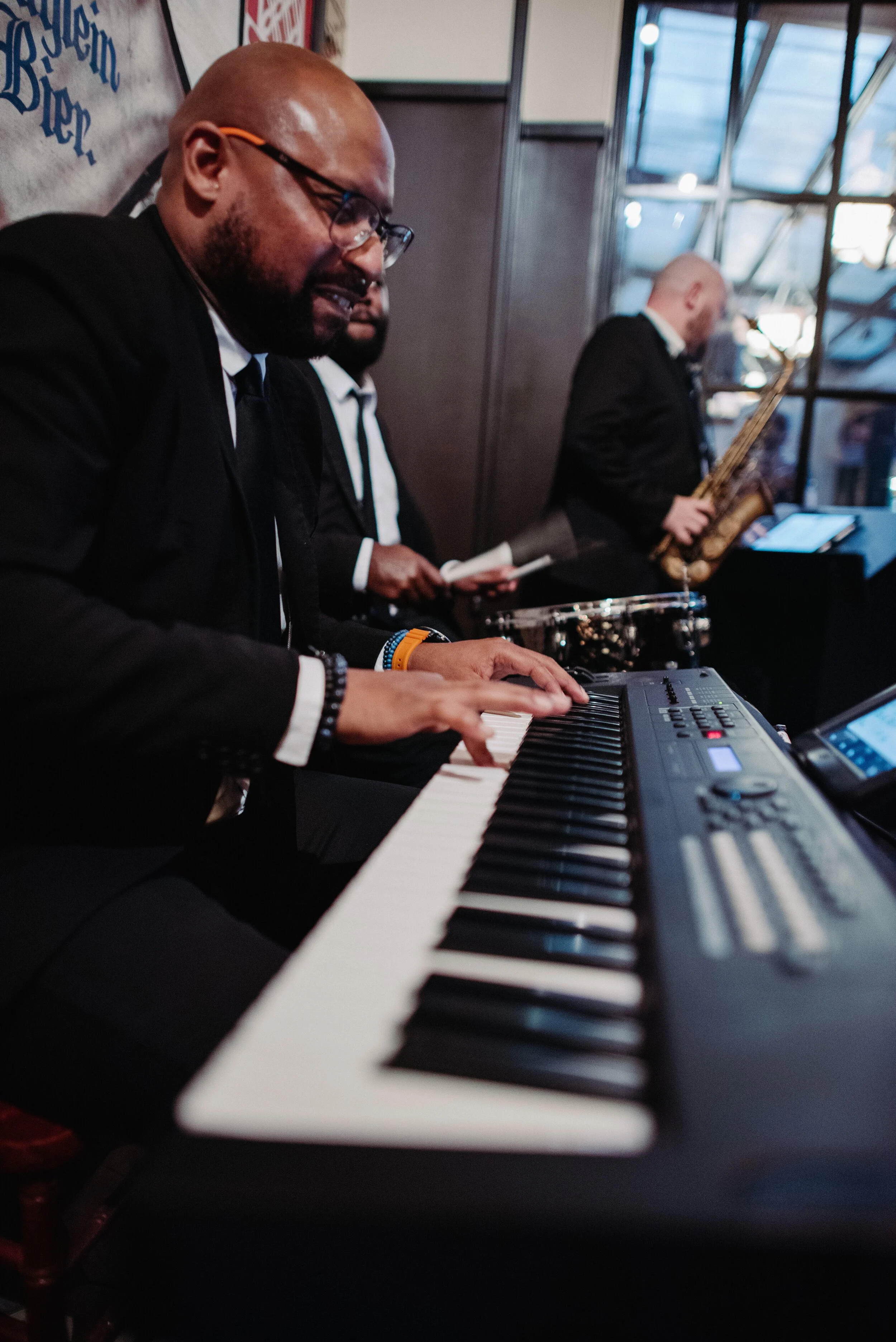  Quincy rocking out during the cocktail hour at Hotel Emma   Photo by @Shylaurelphotography 