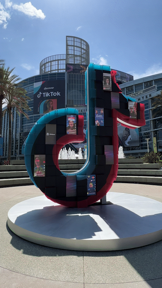 VidCon2022-TikTokStatue-LauraVideo_MOV_AdobeExpress.gif
