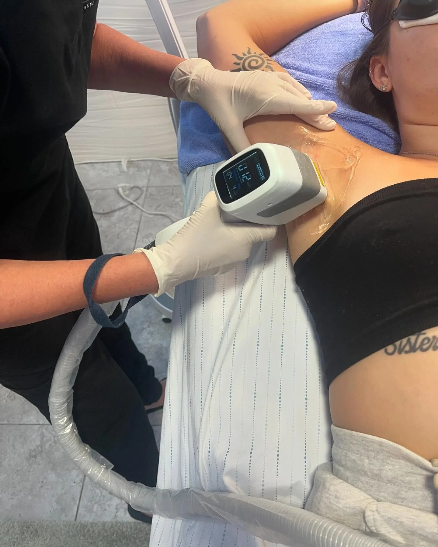 Laser hair removal with blush and glo! 
 
⭐️No downtime! 
⭐️Works on all skin types!
⭐️Works on all hair colors, even red and blonde!
⭐️Less treatments needed compared to other laser hair removal machines.

Book your appointment at https://www.blusha