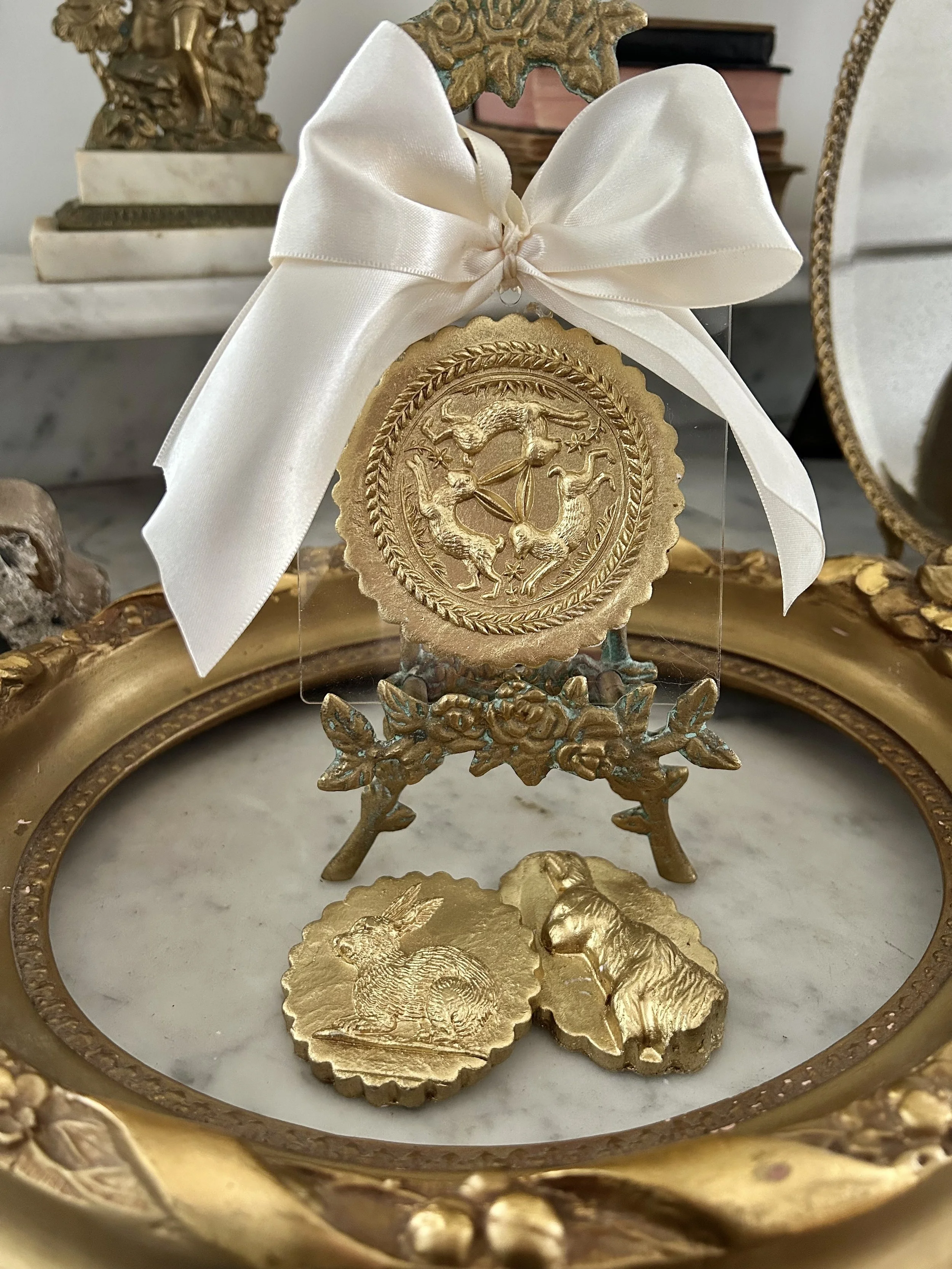 Scalloped Woodland Intaglio Bunny Hanger