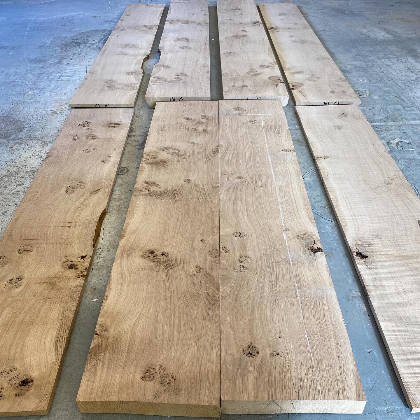 Lovely grain in the large pippy oak log - going to make some lovely panelling and tops for a console table and cabinet&hellip; 
#woodwork #scottishoak #furniture making #designermaker #handmadefurniture