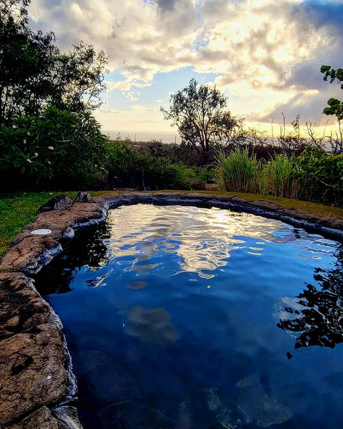 Looking forward to relaxing by the pool later???

Me too! 

poolside sunsets have been gorgeous lately. Ok jk&hellip;gorgeous all the time! 

Hope to see you soon.🌅😎

#hawaiiboutiquehotel #offthebeatenpathhawaii #hawihawaiivacation #bigislandweddin