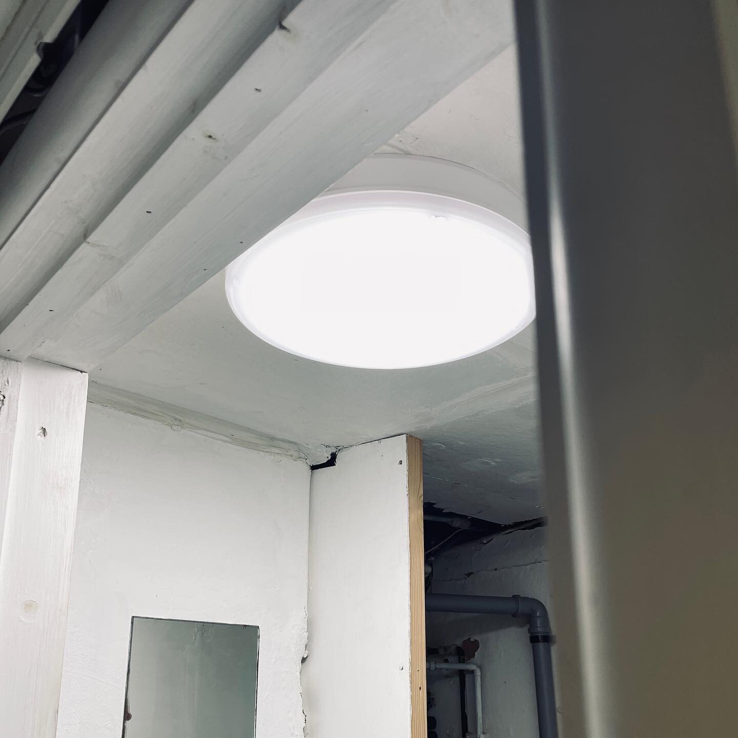 From burnt damaged cables and lights to a new @ksr_lighting_ltd LED bulkhead which offers colour and power output change!!
Awesome!
Due to the fact that cables were super tight we used a nice stuffing gland and over sleeved the cables due to the crac
