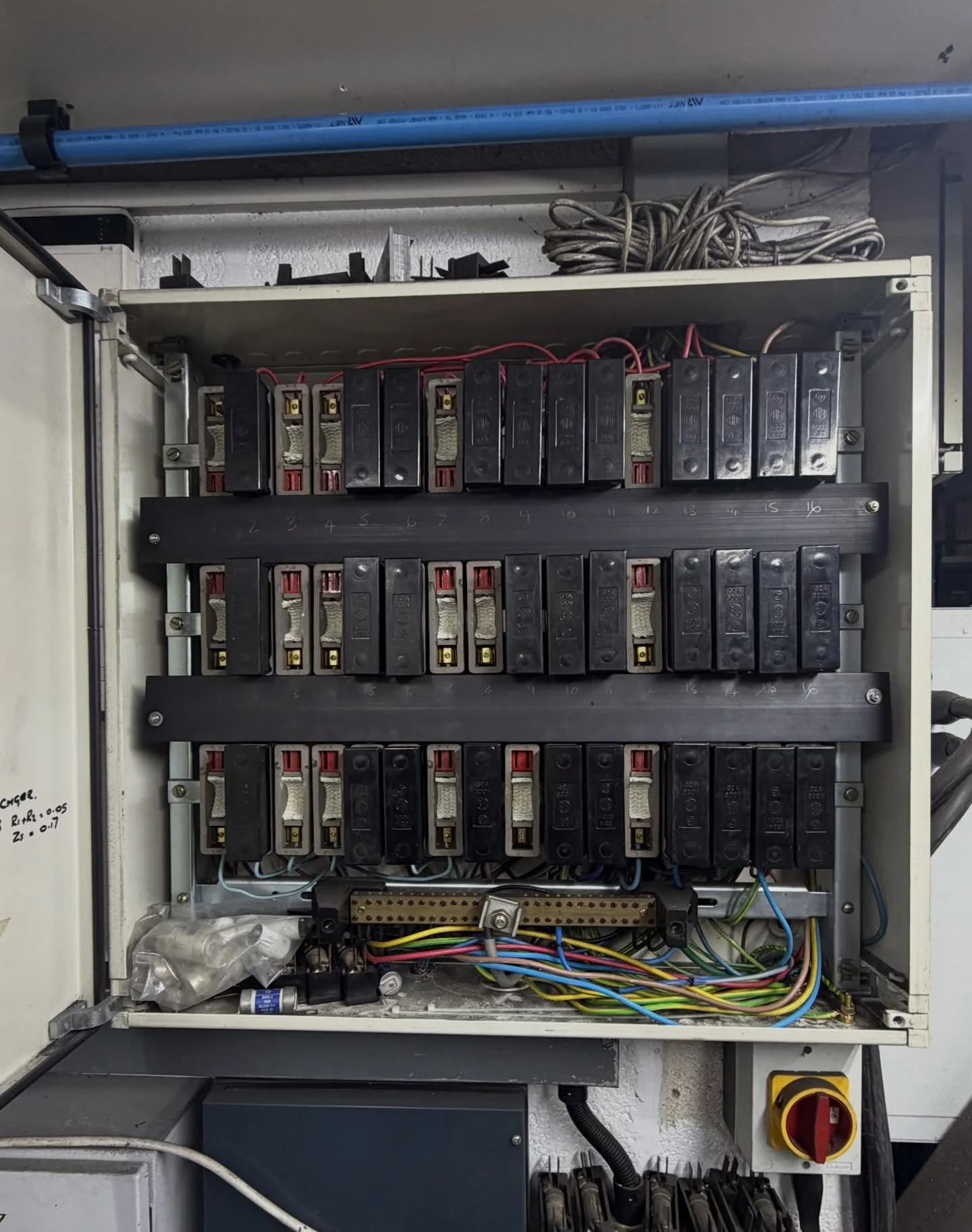 On to a classic yesterday, as I went out to see a job for an EICR and landed on this, there are plenty of these still in operation around Birmingham in the old Industrial/commercial units.
The white back on the rear fuse carrier is asbestos used as a