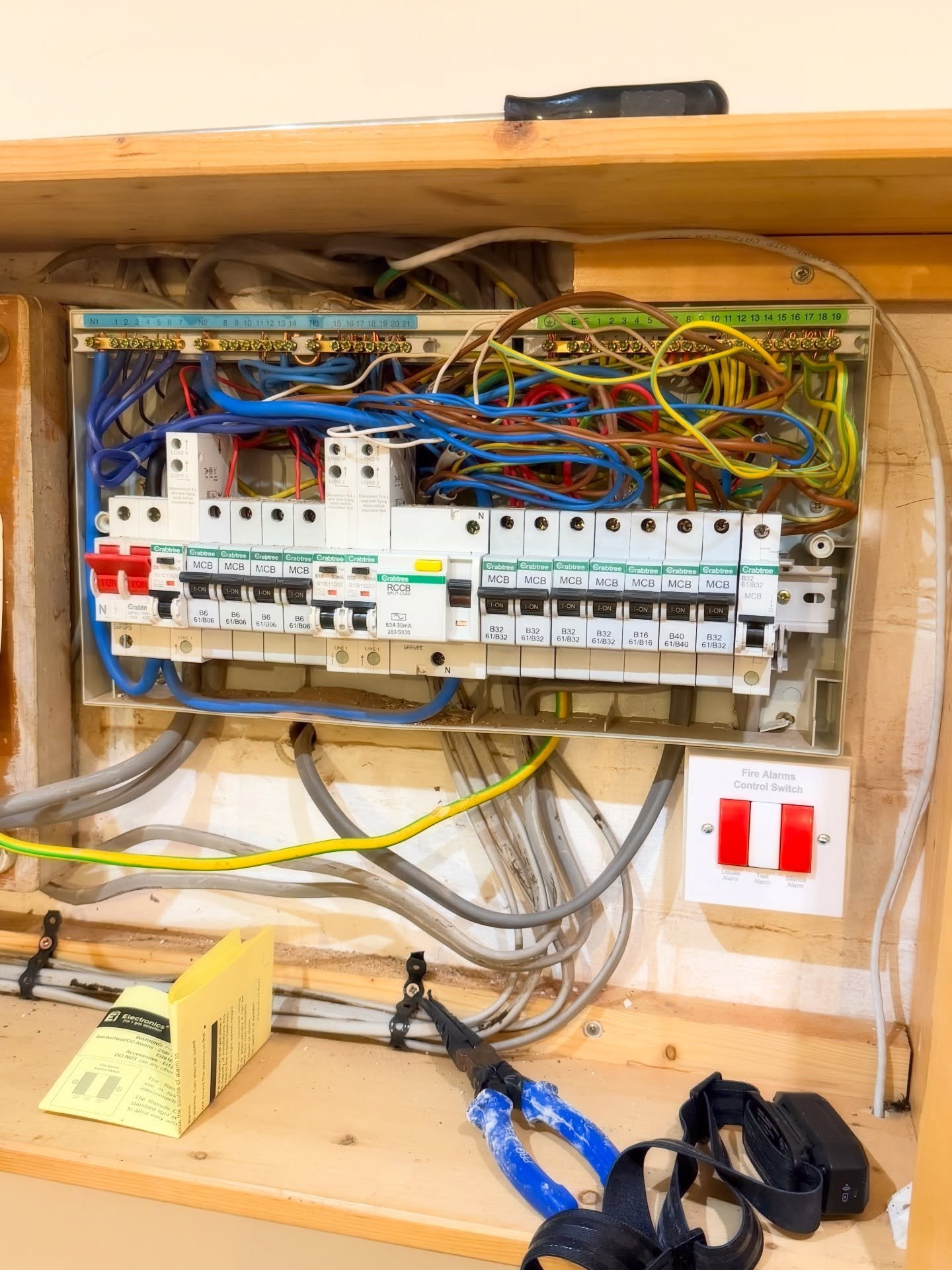 Callout to an RCD tripping fault&hellip;
Opened the DB and I was met with a rats nest..
What you rating this mess out of 10?

#electrician #electricfault #midlands #electricalwork #sparkylife⚡️