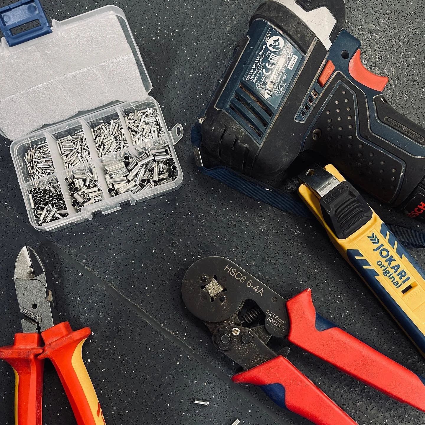 Some tasty ferrrriilllllll action today!
Who loves making the cabling look tasty before connecting!
.
.
#knipextools #electrician #electrical #sparkyninja #sparksmagazine #wiring #bs7671 #niceic #napit #wiringporn #electricianlife #boschtools #jokari