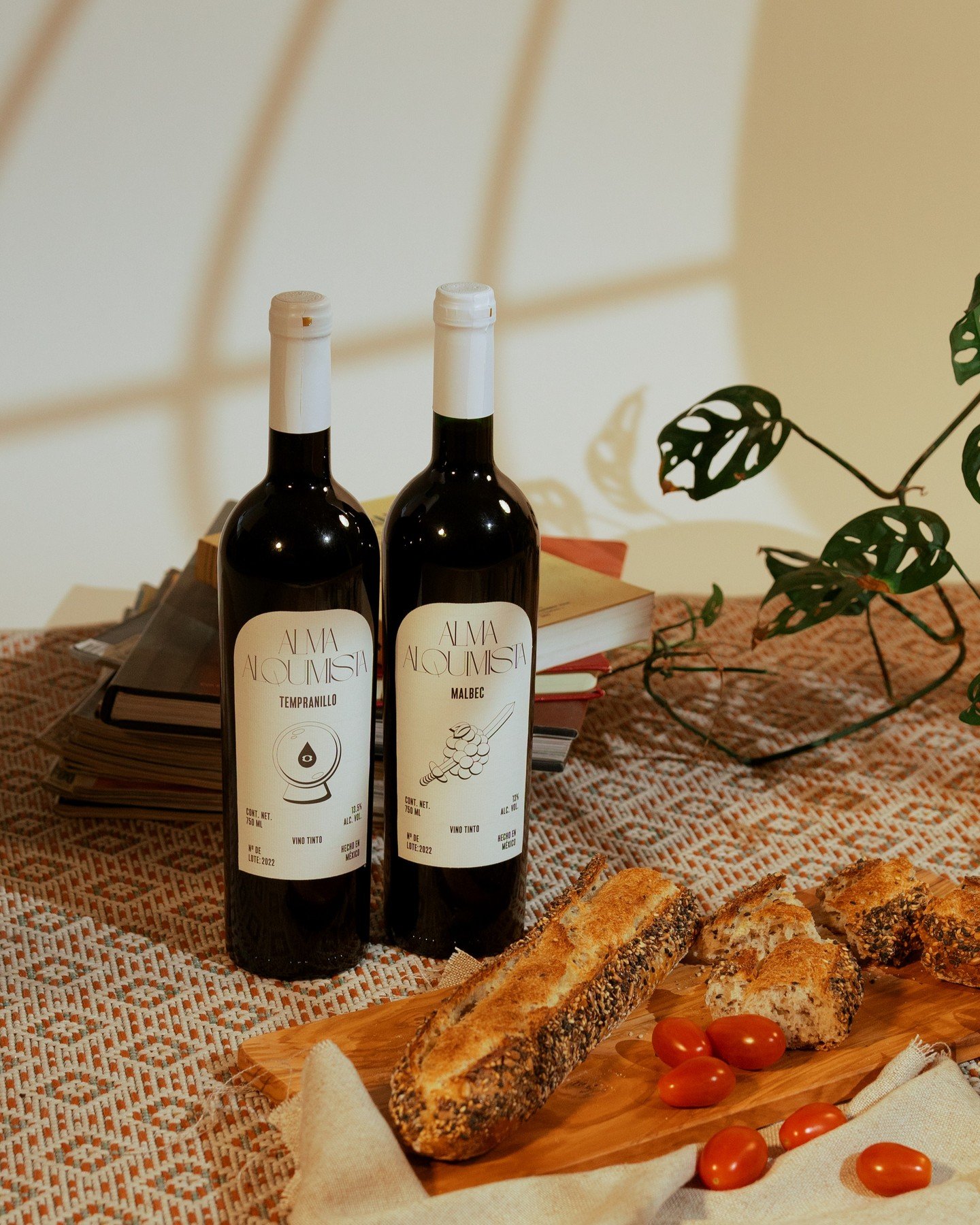 🍷📚🌧️ En un d&iacute;a gris como hoy en GDL, no hay mejor plan que quedarse en casa, leer un buen libro y disfrutar de una copa de nuestros c&aacute;lidos tintos. Como dec&iacute;a Ram&oacute;n L&oacute;pez Velarde: &quot;El vino hace poes&iacute;a