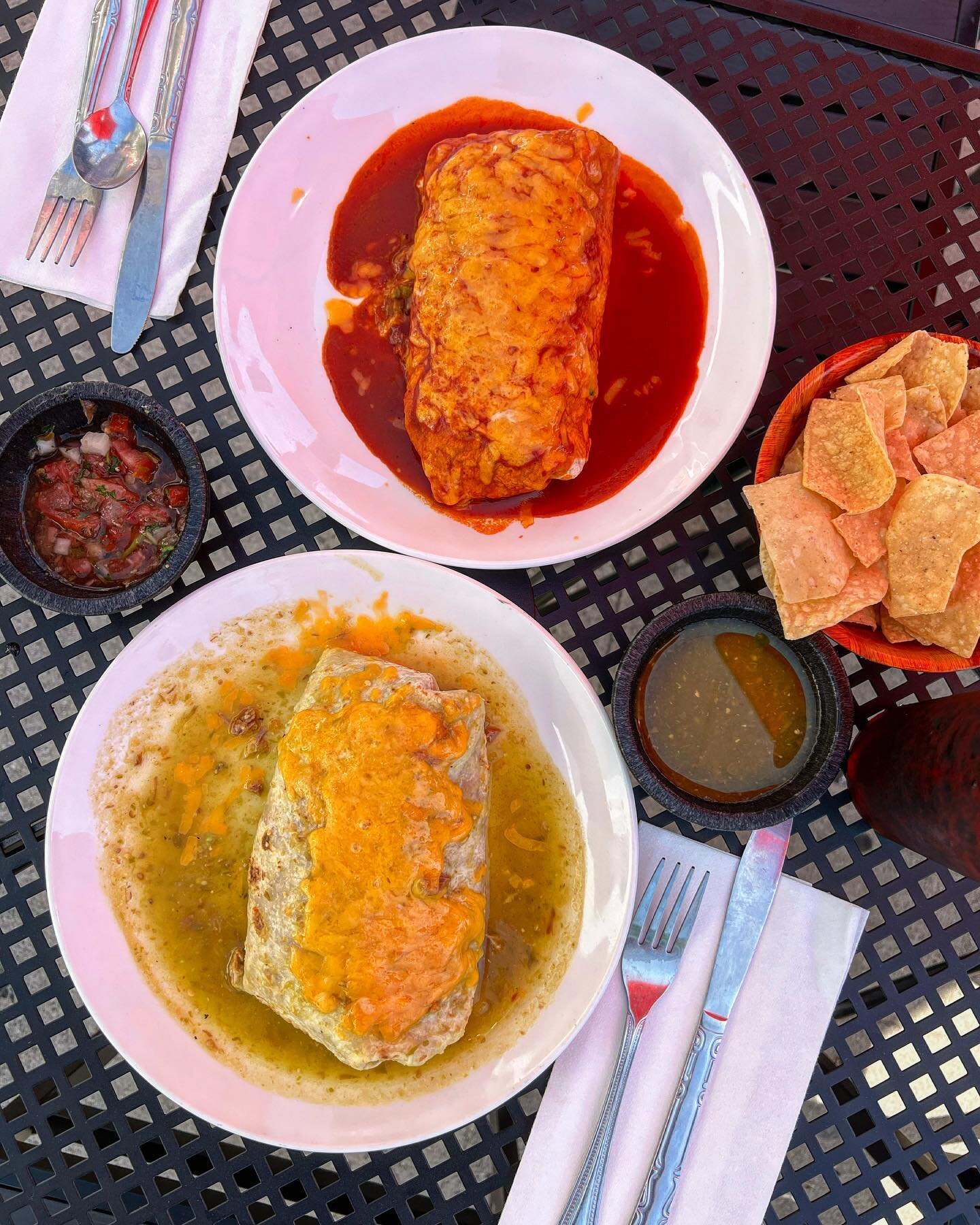 Lunch Date or Dinner Date? Only @elarcolincolnheights 
..
.
#elarco #elarcolincolnheights #chileverde #chilecoloradoburrito #burritodate