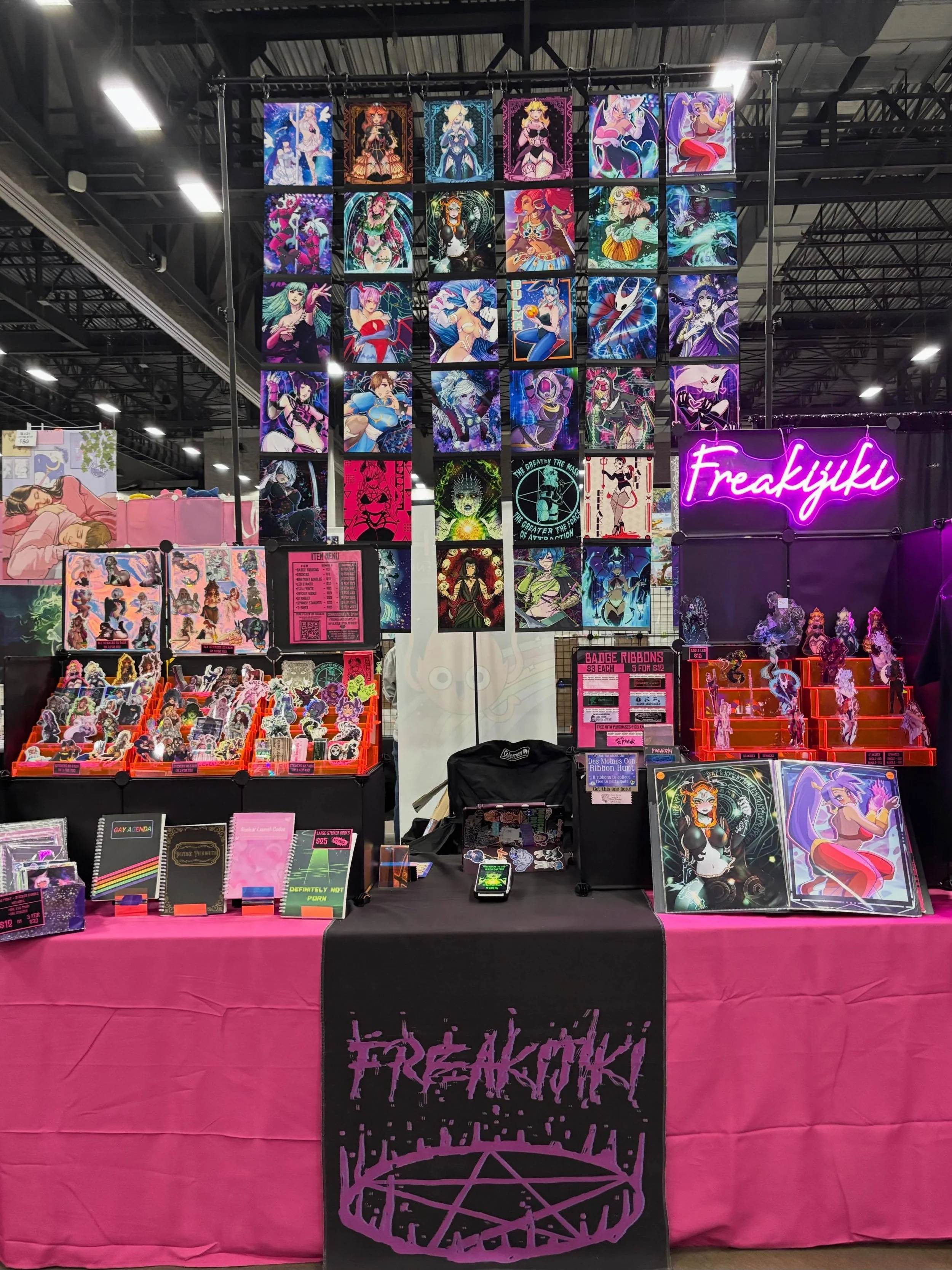 Des Moines Con Day 2! I am in Artist Alley Booth K8.
Stop by to say hello, and come find the little alien on my booth to earn a free badge ribbon and start your free ribbon run adventure! 

#firefly #desmoinescon #artistalley
