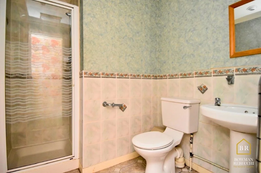 Room 7 Ensuite.jpg