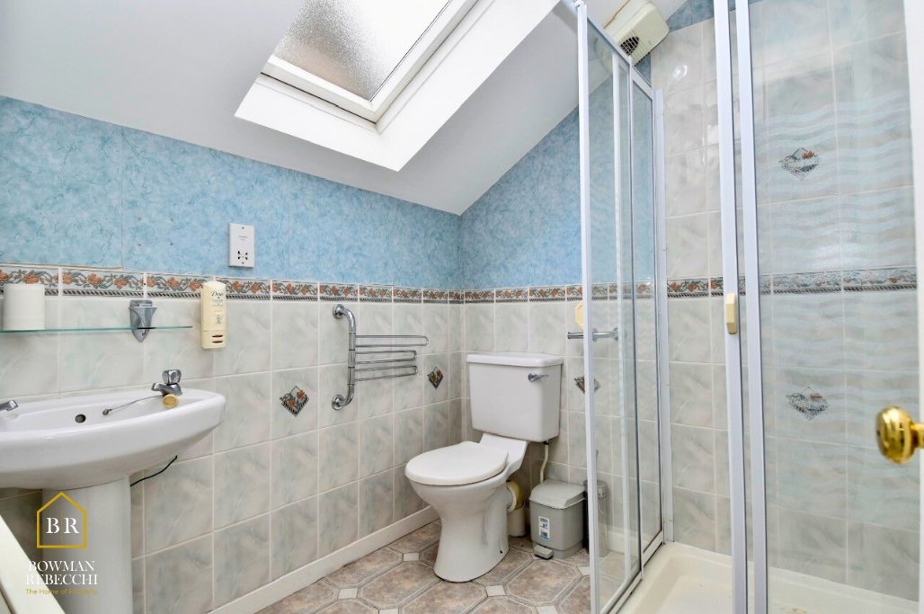 Room 2 Ensuite.jpg