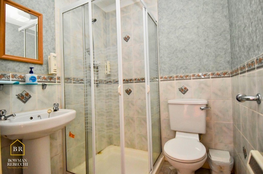 Room 6 - Ensuite.jpg
