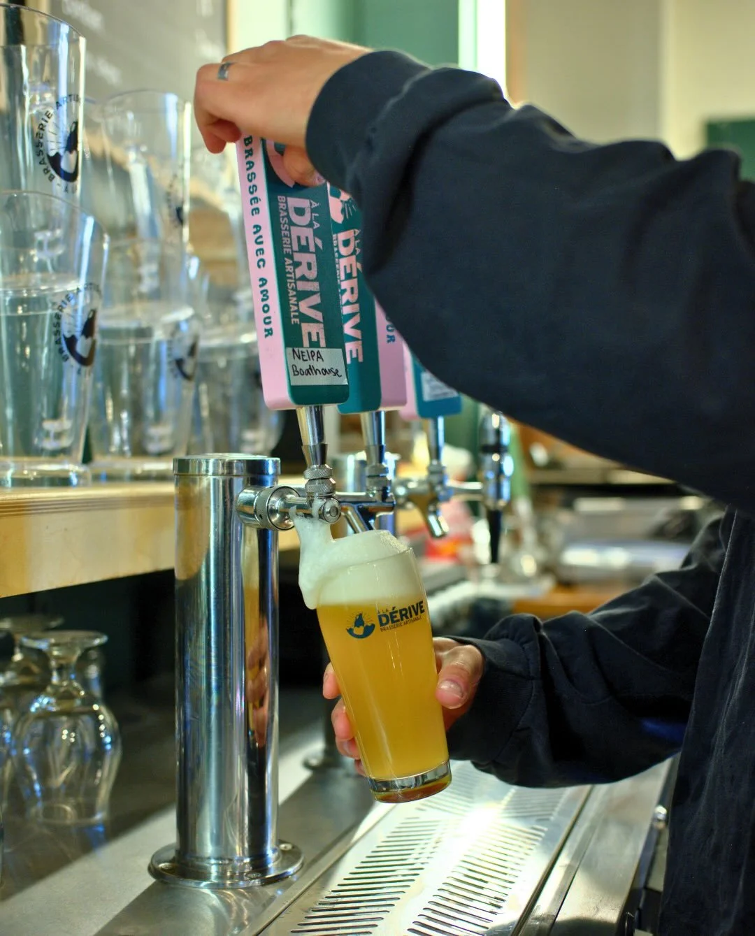 Une bonne grimpe mérite une bonne récompense 🧗🍺

Venez goûter à notre sélection de bières de microbrasserie de chez @aladerive_brasserie ainsi que notre gamme de vins et spiritueux 🍷