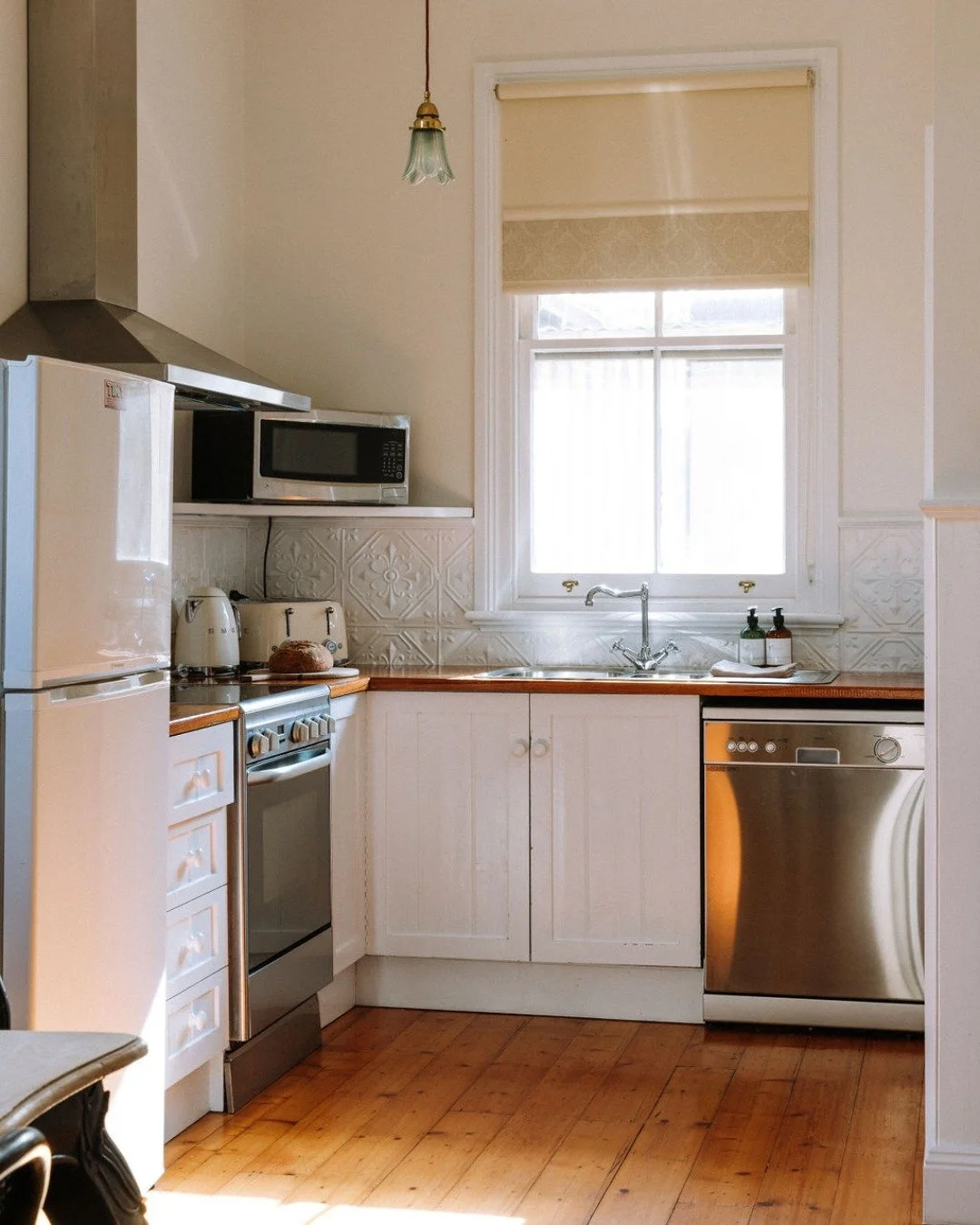 The full kitchen at Kelly House is perfect for cooking, sharing meals, and enjoying Beechworth&rsquo;s local produce and wines. A space that makes your stay feel like home.

📌 Book your getaway now: info@theinnbeechworth.com | www.theinnbeechworth.c