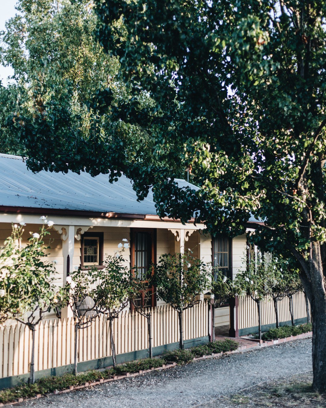 Behind a row of old-fashioned roses, Pickett&rsquo;s Cottage feels like a secret escape waiting to be discovered. From the outside charm to the cosy warmth within, it&rsquo;s the perfect spot for a peaceful Beechworth stay.

📌 Book your cottage geta