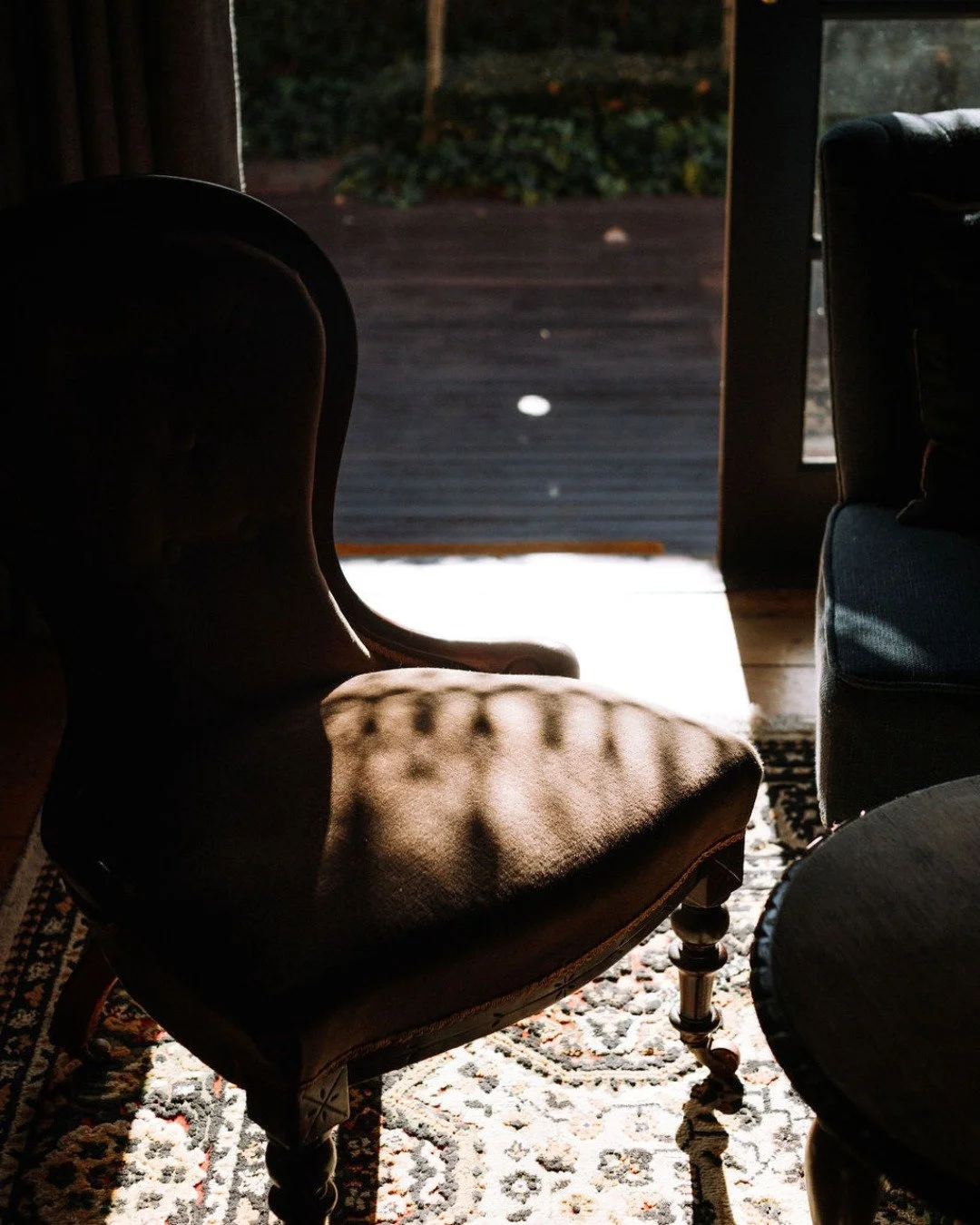 Golden light, rich textures, and a seat waiting just for you. Our Whiskey Room at Kelly House is the perfect spot to unwind with a glass in hand. A cosy corner where evenings feel timeless.

📩 To book your stay, email info@theinnbeechworth.com or vi
