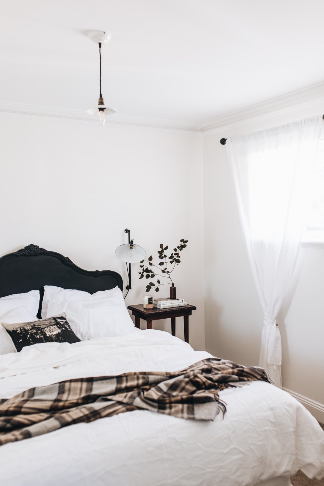 the-inn-beechworth-accommodation-picketts-bed-side.jpg