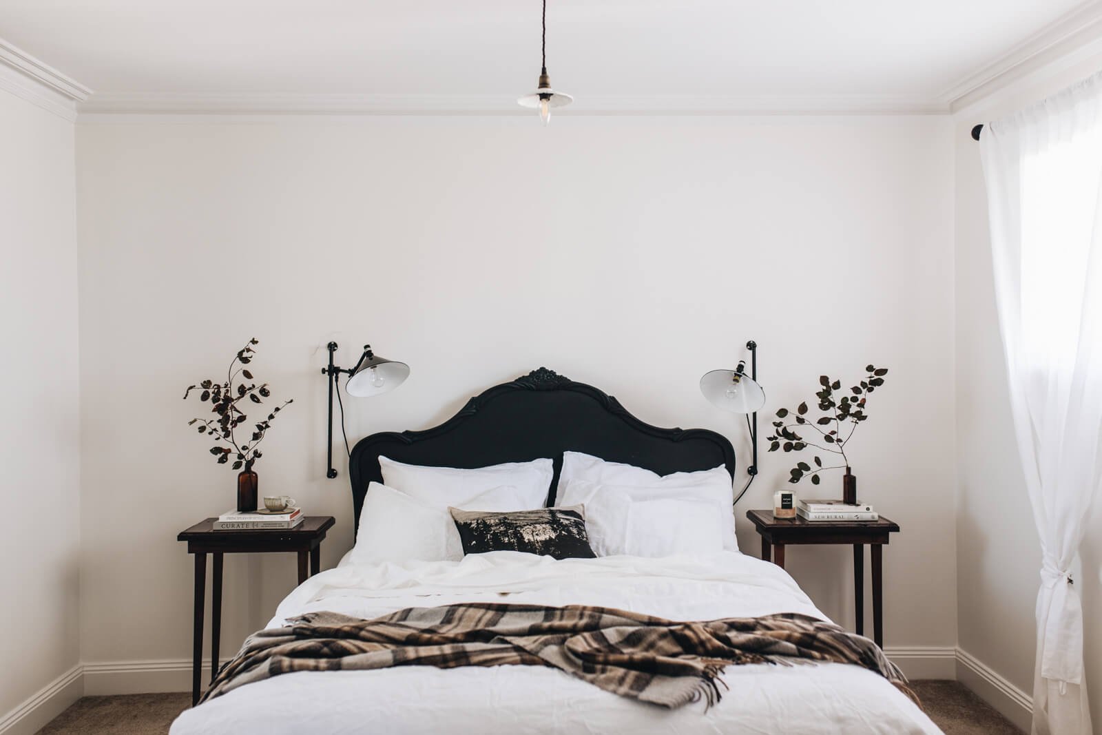 the-inn-beechworth-accommodation-picketts-bed.jpg