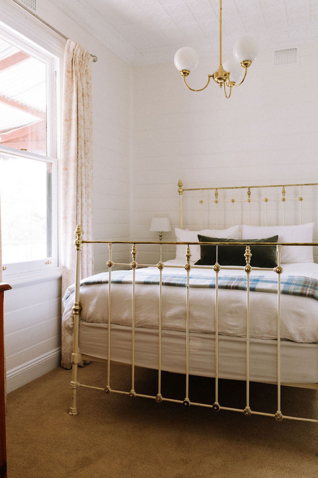 the-inn-beechworth-kelly-house-bed-room2-window.jpg