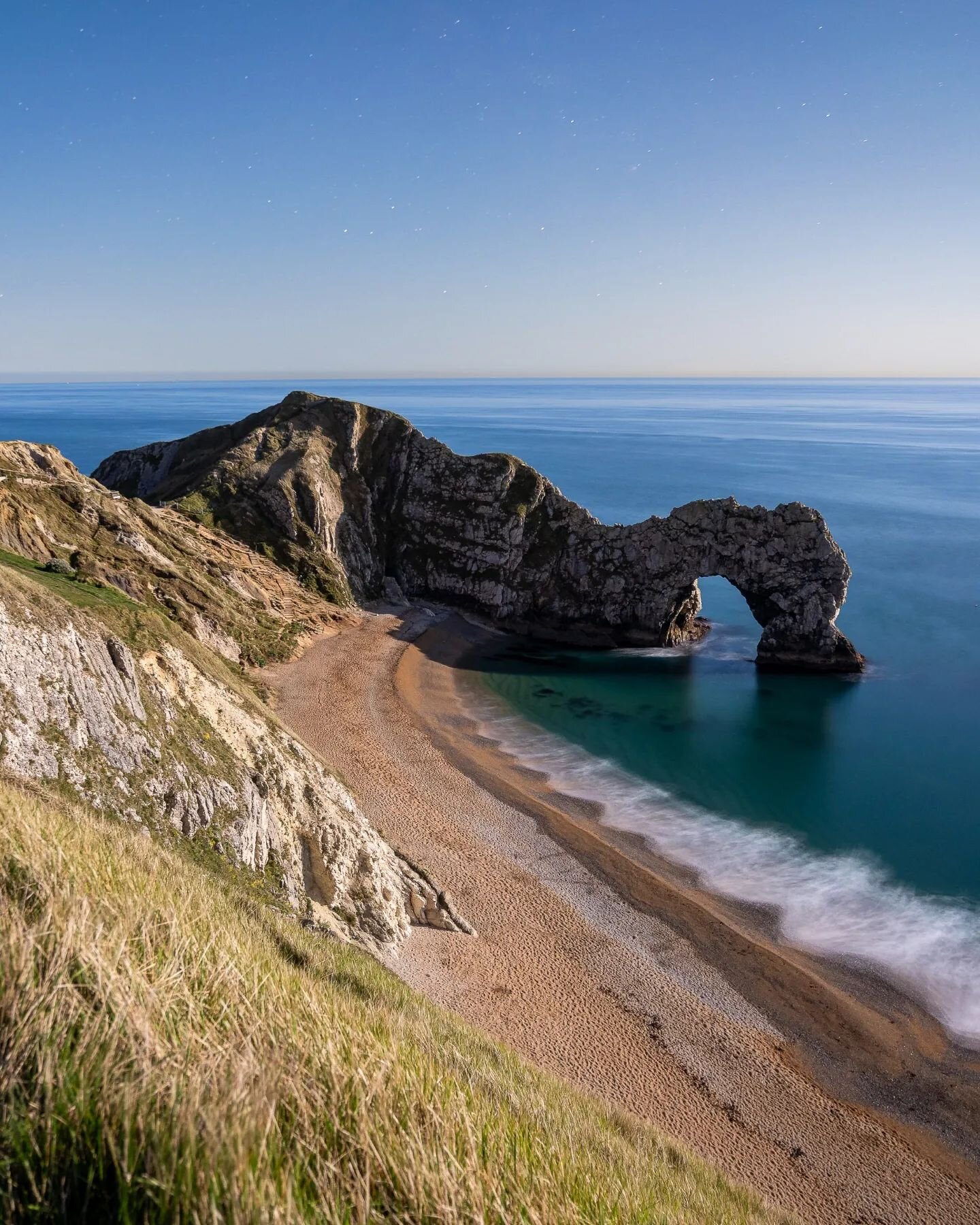 Can you guess when in the day I took these photographs of Durdle Door!? This was a fun shoot to do and well worth it if you want empty landscapes in really popular places! 😁👍 #durdledoor #moonscapes #nightphotography