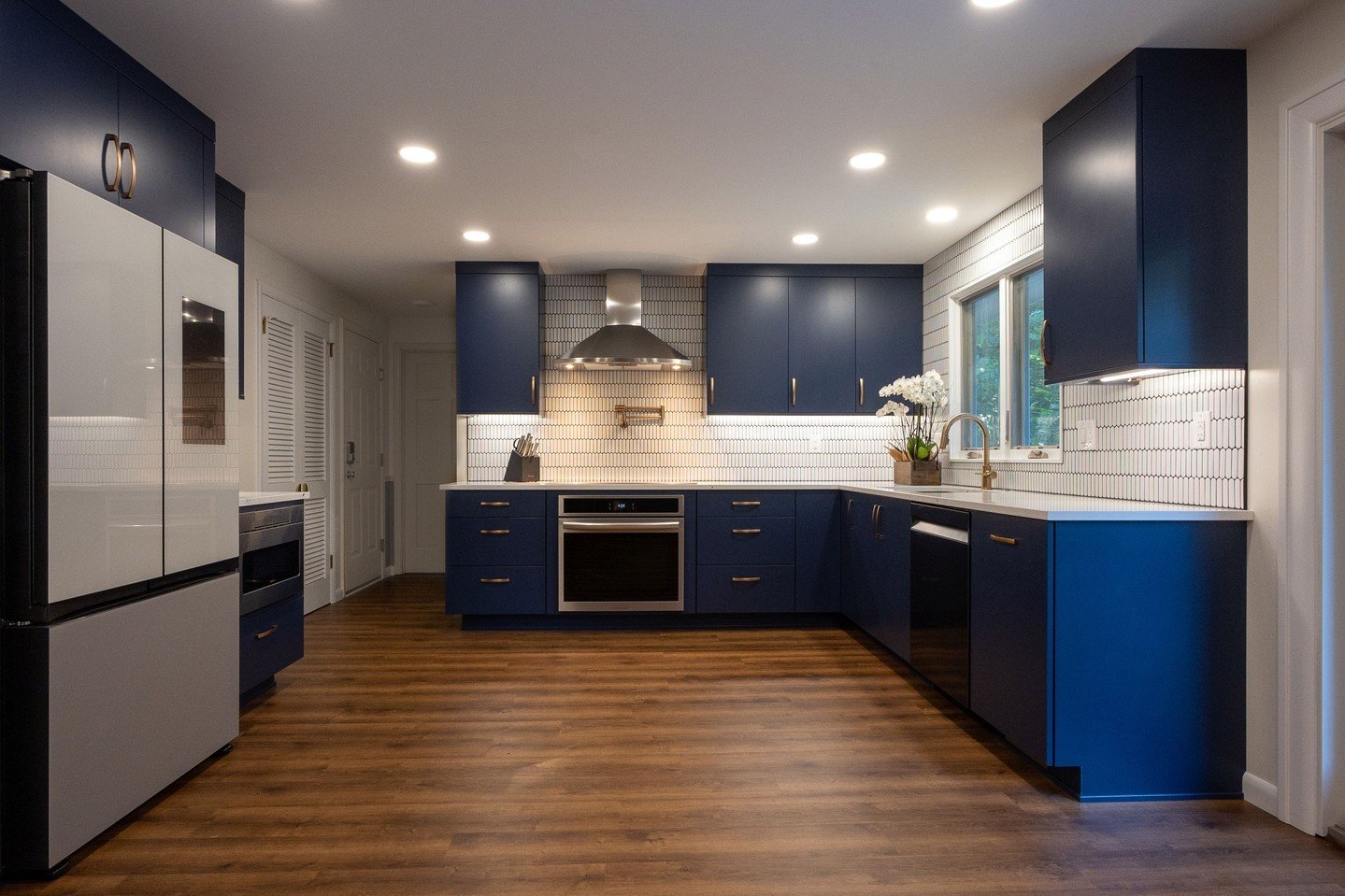 Featuring a bold blue cabinetry that perfectly contrasts with the sleek white countertops and backsplash, this kitchen redefines modern luxury with its clean lines and contemporary finishes.

#rennovation
#remodel
#kitchendesign
#kitchenremodel
#kitc