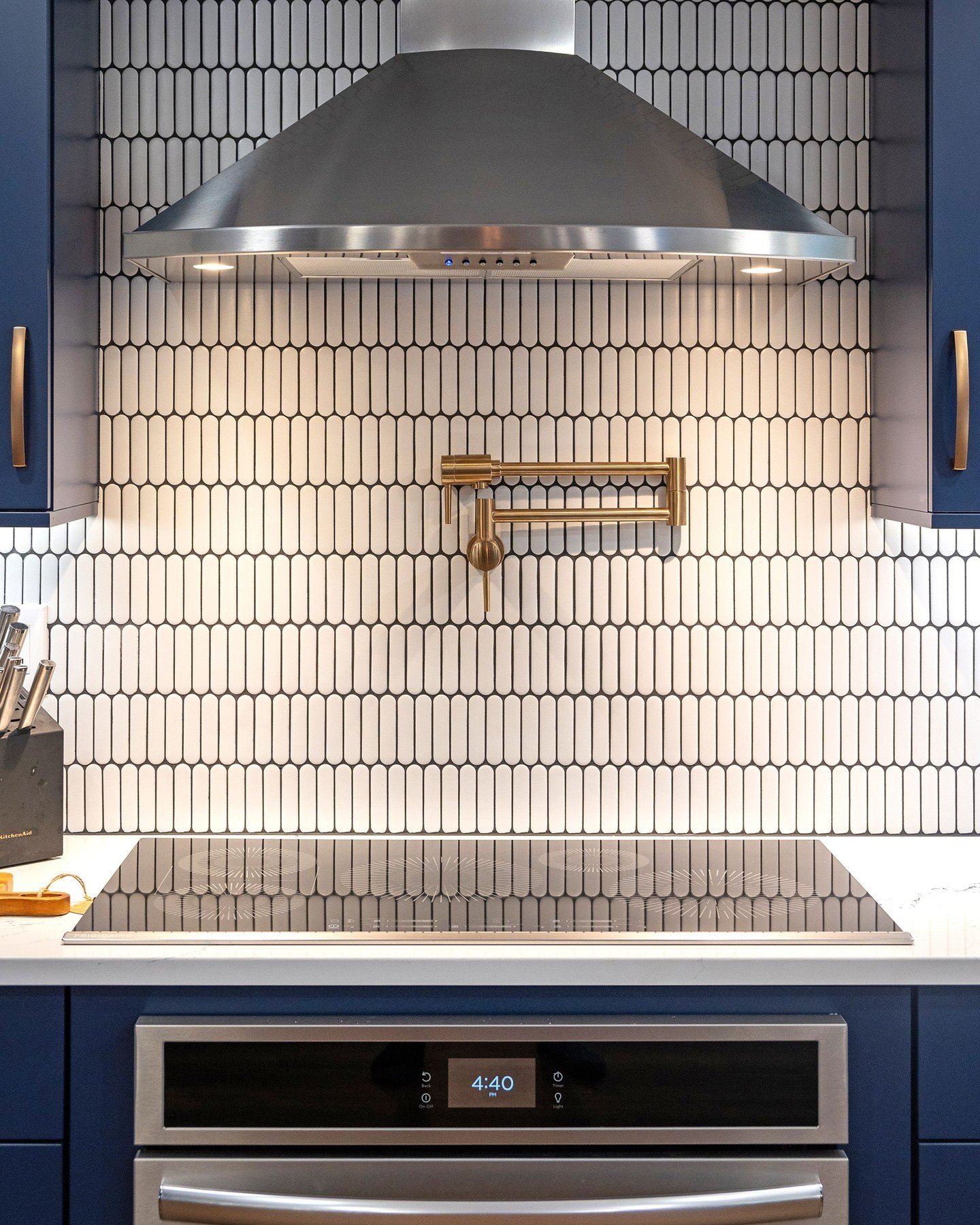 We're absolutely obsessed with the stunning details in this kitchen! The unique pattern of the backsplash tiles paired with the elegant gold accents creates a look that&rsquo;s both timeless and modern. Every angle in this kitchen tells a story of lu