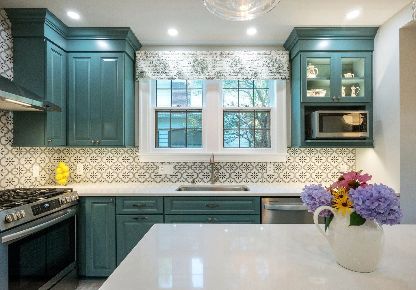 Step into this heartwarming kitchen! Classic meets modern in this renovated space filled with teal charm and natural light. Personalize it to make it truly yours. 🌺🍴 

#DreamKitchen #HomeReno #InteriorDesign #TealTales #KitchenGoals 
#rennovation #