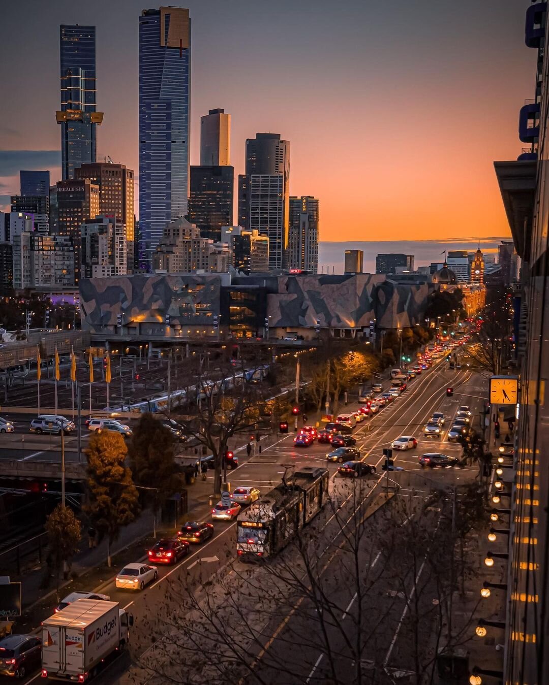 How awesome is this sunset captured over a still city skyline.

It&rsquo;s never too late to book your staycay for the weekend. Link in bio
⁣
📸 @kingpedro27 

#LivetheMelbourneCityLifestyle #melbourne #melbournelife #melbourneeats #melbournecityapar