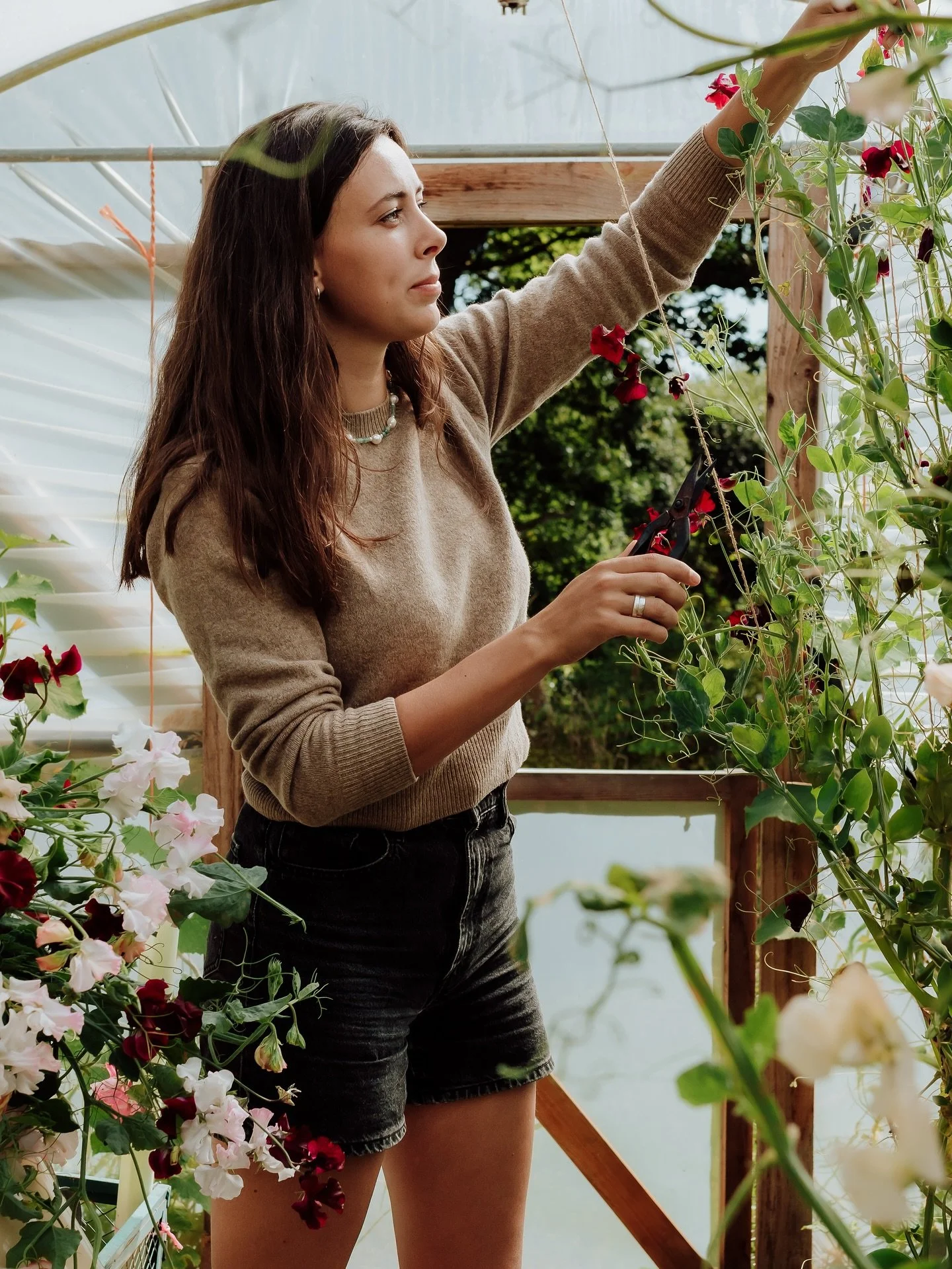 I was lucky enough to work with Rosie twice over the summer, first in her gorgeous cut flower patch (photos I&rsquo;ve shared and am still sharing slowly!) and then a second more formal floral set up (more on that to come!). 

Across both sessions, w