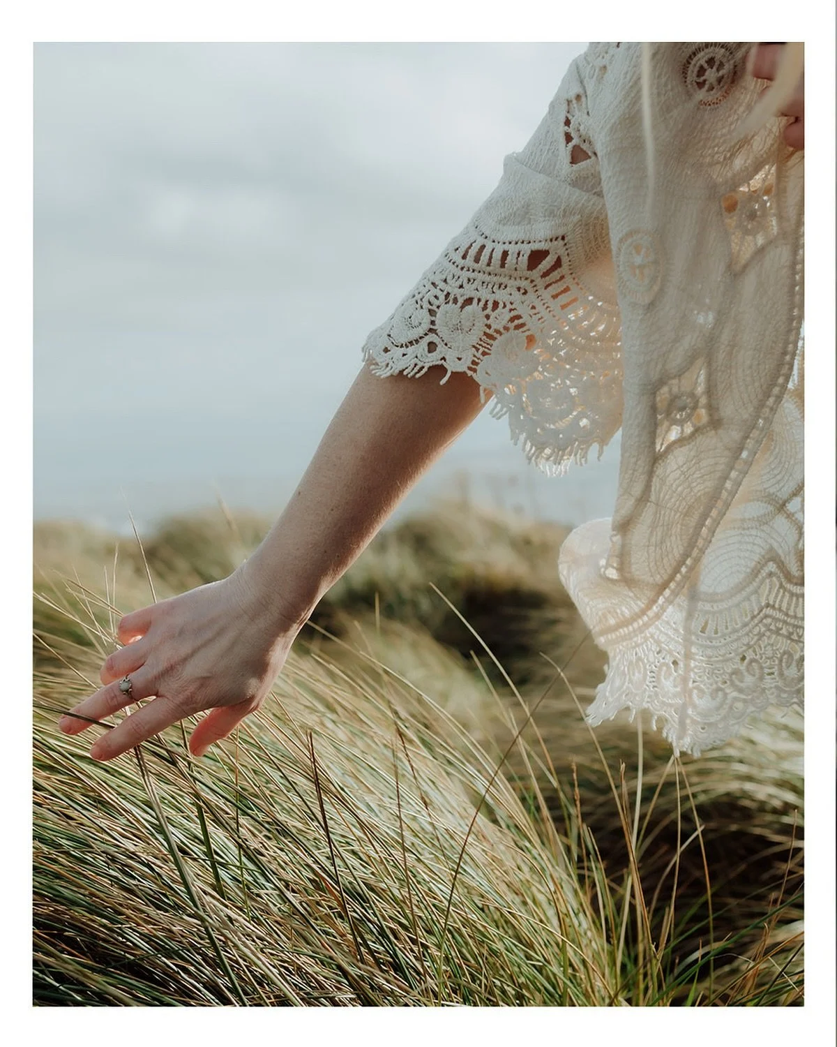 Grass, lace and the softest light on a freezing February morning this year - playing with hands for a branding shoot with @reiki_with_vanya (who has magical ones ✨)

#freelancephotographer
#brandphotography 
#storytellingphotography 
#storytellingbra