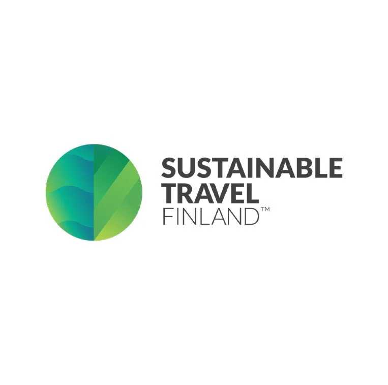 Vihreä ja sininen pallomainen ympäristöystävällinen logo, jossa teksti "Sustainable Travel Finland".