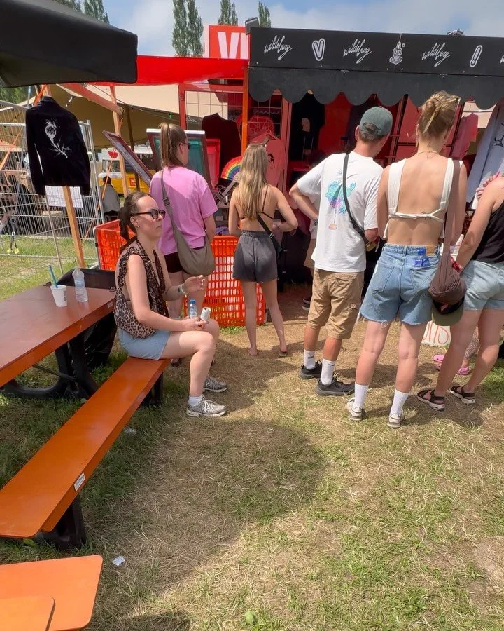 🌻2e jaar Wildeburg Done &amp; Dusted🌻
-
Thanks iedereen voor het langskomen.
-
Swipe naar recht voor some fire pieces!➡️

✌️Printed so many Jorts!✌️

Jullie sliepen op de gezeefdrukte poster!!💤

🍼Baby tees met onze persoonlijke favoriete print va