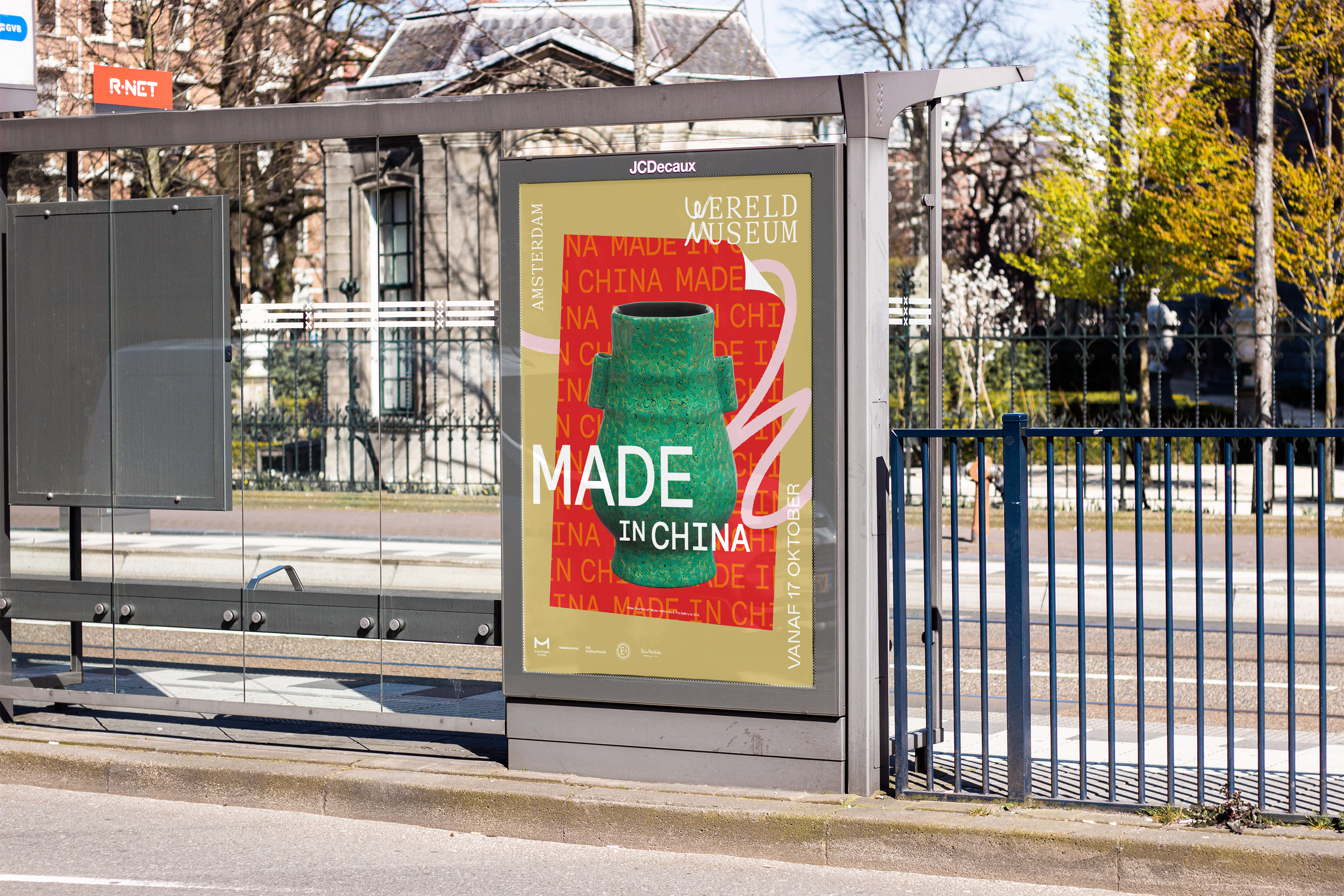 Posters op een bushokje in Amsterdam met reclame voor het Wereldmuseum en Chinese kunst.