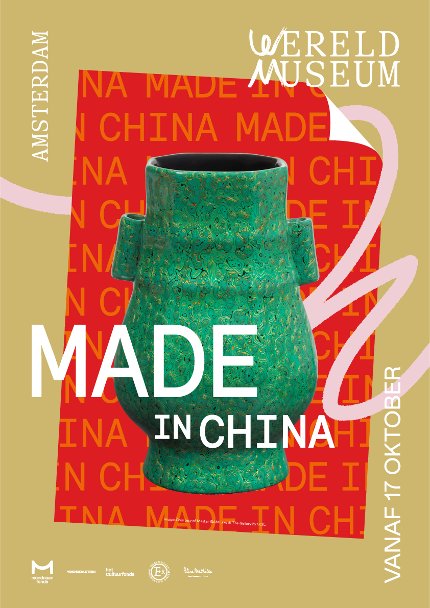 Poster voor de tentoonstelling 'Made in China' in het Wereldmuseum, met een grote groene Chinese vaas op een rood en beige achtergrond.