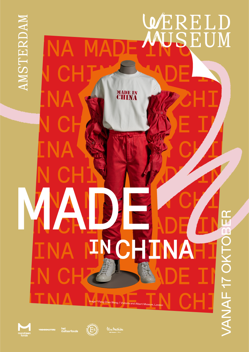 Posters met de tekst 'Made in China' en een mannequin gekleed in een witte trui en rode broek, met grote rode en roze textuurelementen op de achtergrond, verwijzend naar een tentoonstelling in het Wereld Museum.