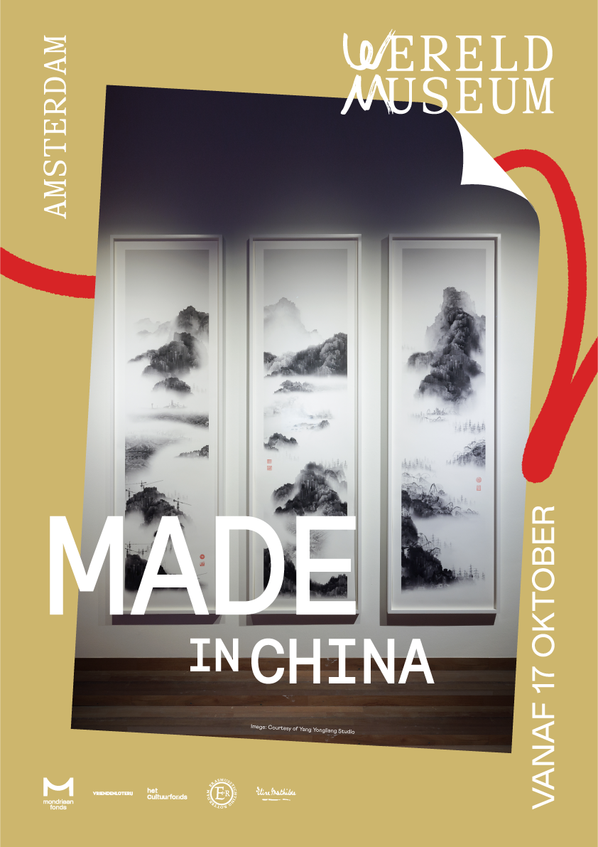 Poster voor de tentoonstelling 'Made in China' in het Wereld Museum, met een Chinese landschapsschildering in zwart-wit en tekst in het Nederlands en Engels.