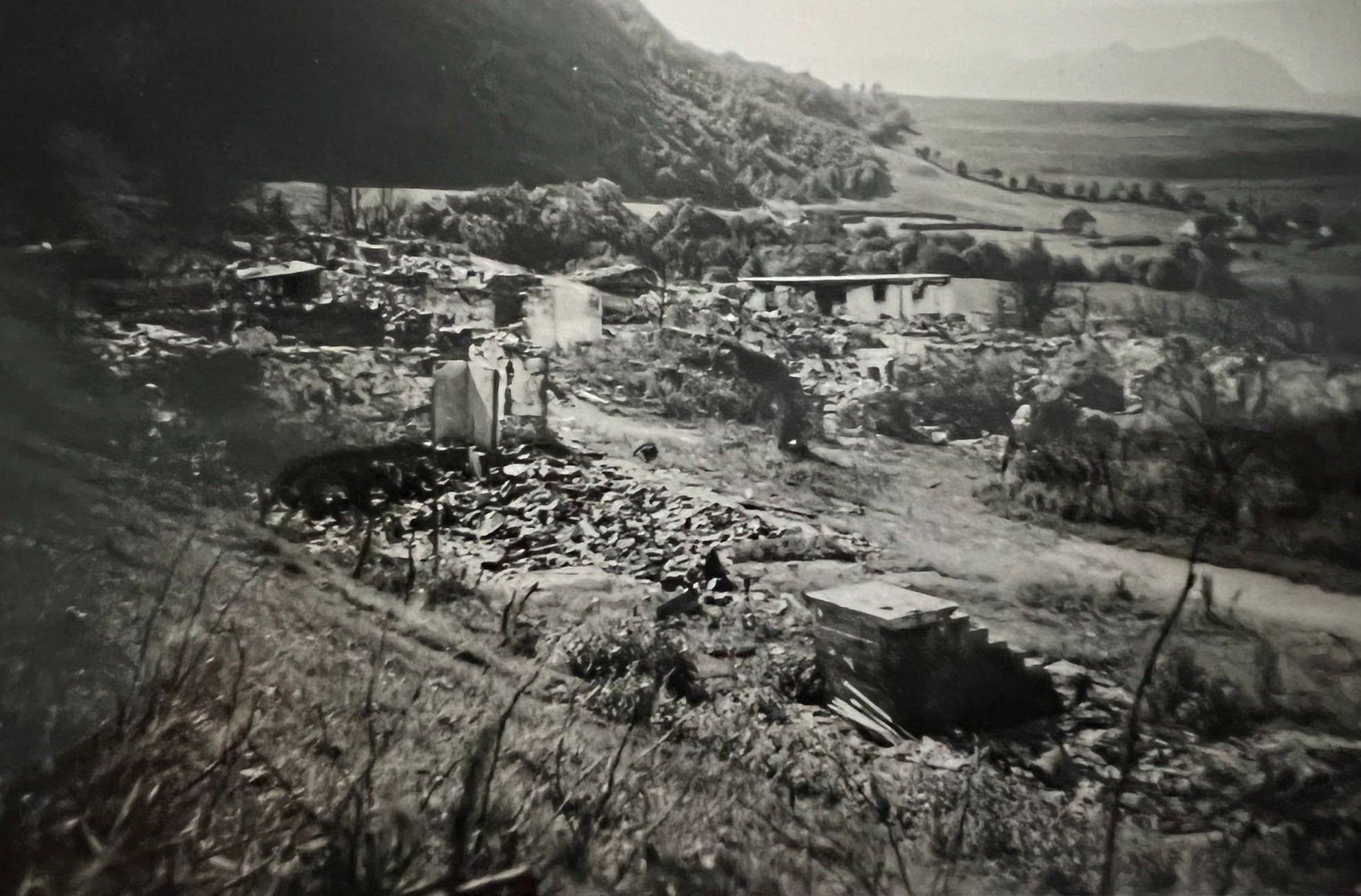 Setnesgårdene rett etter bombingen.