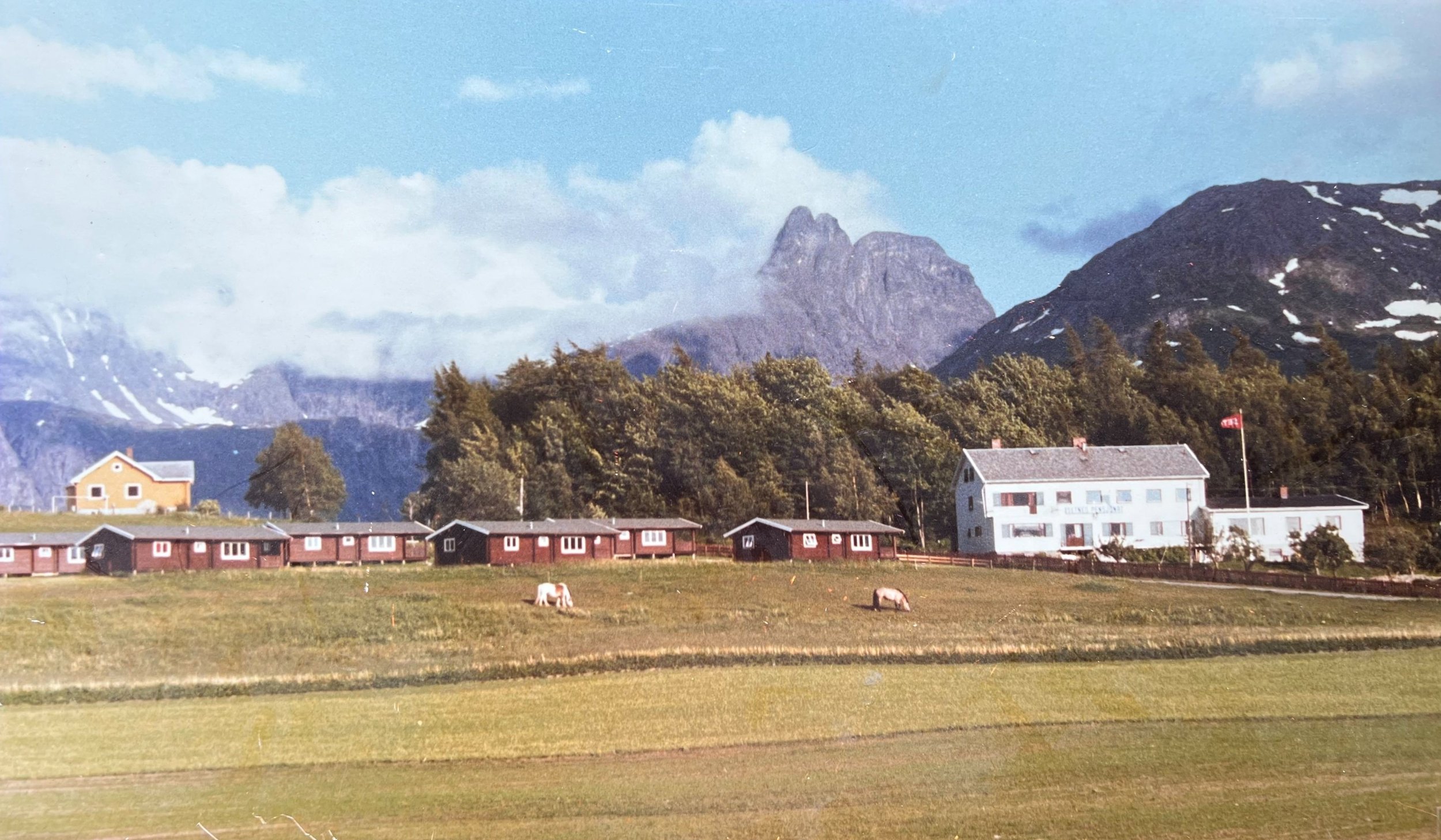 Gården etter oppføringen av våre seks tømmerhytter på 70-tallet.