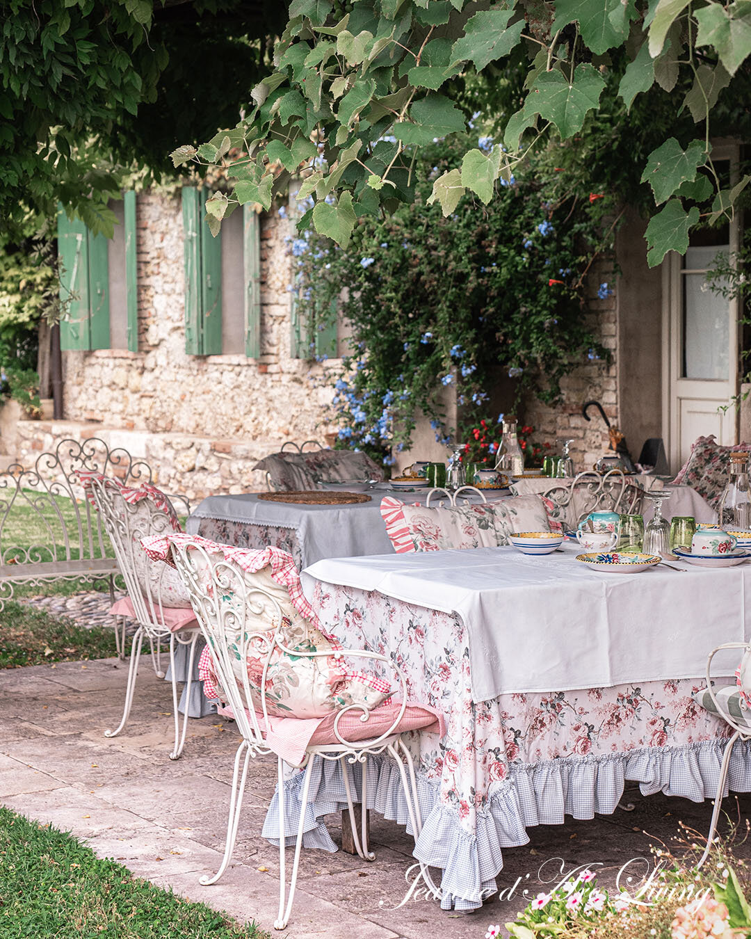 We dream of wonderful Italian slow days in the country side😍👌🍇🧀🍷 This beautiful place is called Maso di Villa and you can see the entire place in our latest edition of the magazine. Find dealer list on our website (link in bio) 

📸 Shot by: Ant