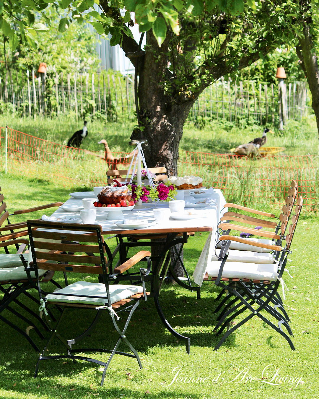 Garden party season🥳🥳 We LOVE garden parties (psst.. we are throwing one ourselves and you can come - see other posts for information) Having friends over, decorating the tables and making summer salads and drinks are just a few of the great things