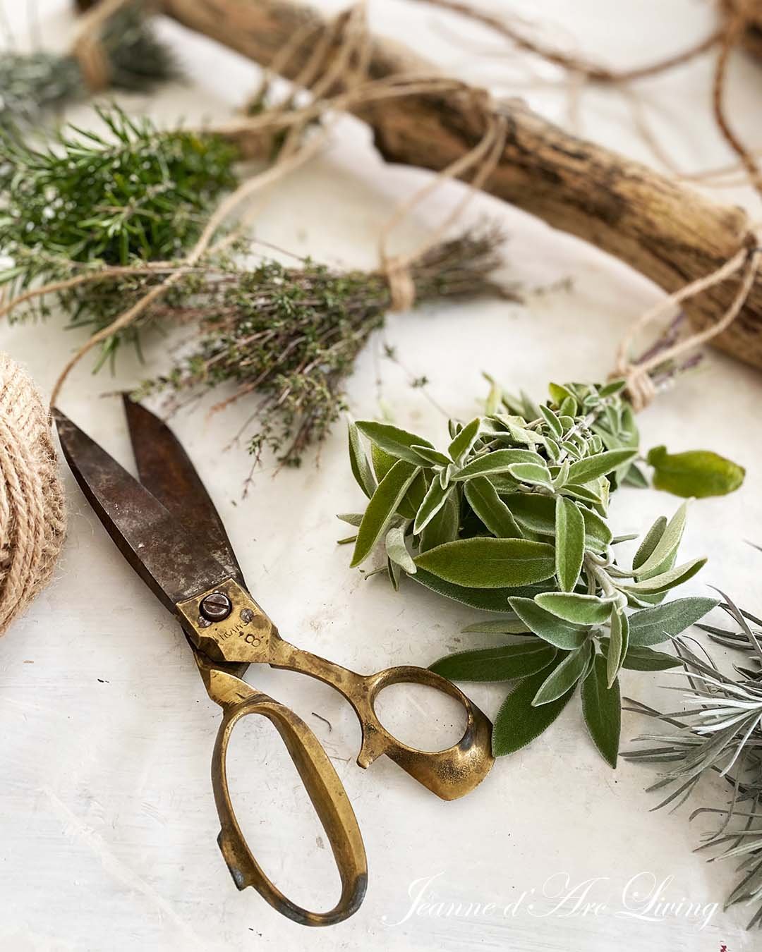 Great weekend project: Make your own shelf for all your summer plants, or make a hanger for herbs out of an old wooden stick. It's great fun👌🤩 See how to make them on our website under DIY🔨🪚✂️

📸 Made and shot by: Janne @anno1808

#frenchcountry
