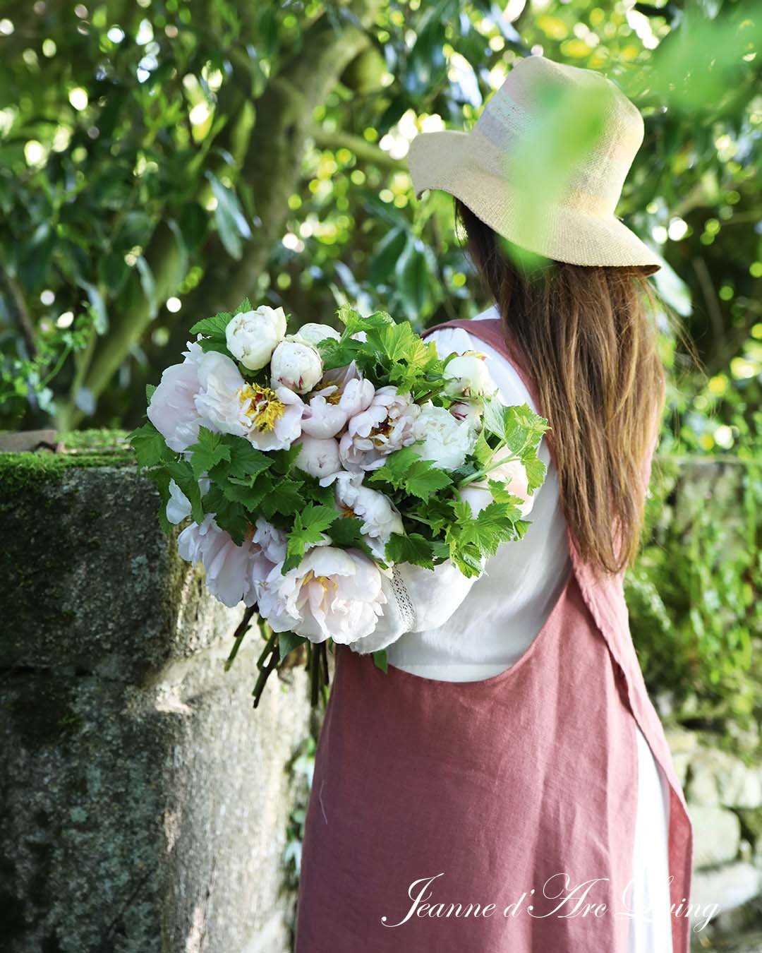 In May last year, we gathered a group of wonderful women and offered them five days full of workshops dedicated to photography, storytelling etc. Surrounded by the lush castle garden and the historical walls, we looked for inspiration and challenged 