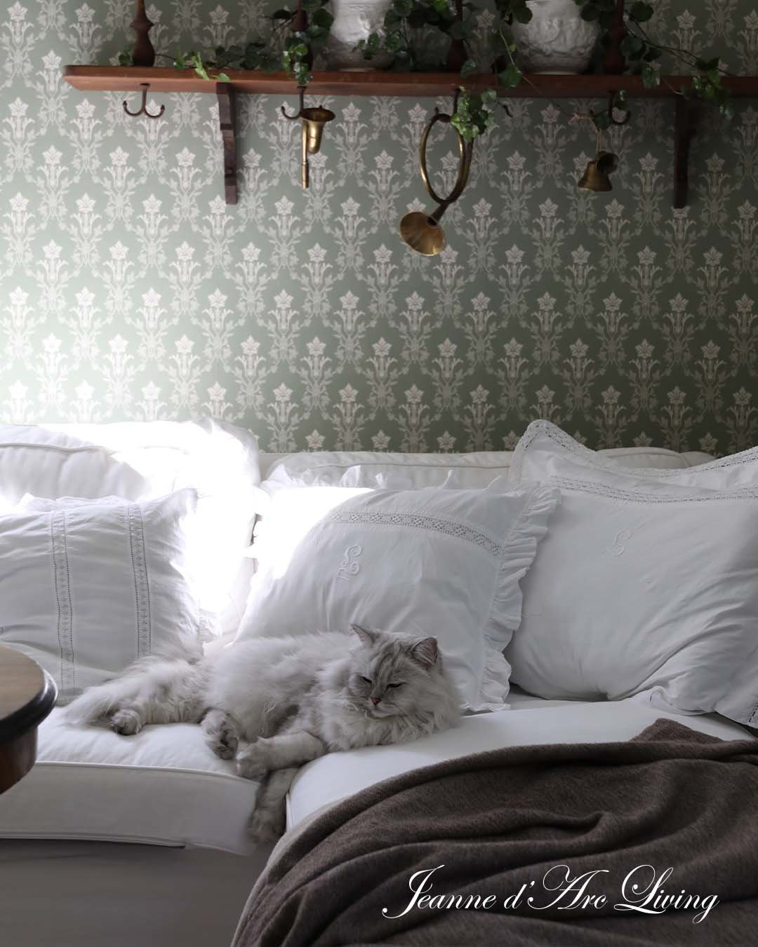 When a dramatic wallpaper is combined with white furniture, just like in Therese&rsquo;s @gammaltochvitt living room, you achieve a nice balance between drama and peacefulness. The wallpaper turns into a piece of art in the room, and the white furnit
