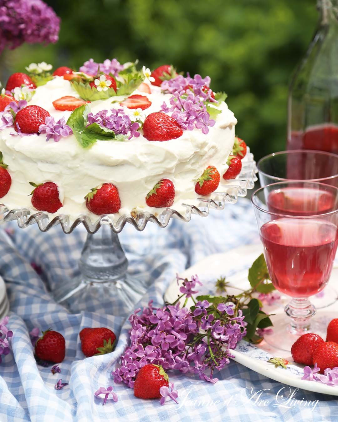 Who wants a piece of cake with fluffy whipped cream, and lots of fresh strawberries? 😋🍓🍰 And sit here in Vibekes @vibekedesign garden and eat it? We dooooo🙋&zwj;♀️👏 

📸 Shot by: Vibeke Svenningsen @vibekedesign

Go to jdl.dk @jeannedarcliving t