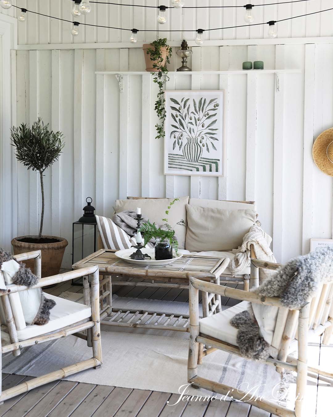 Sofia's conservatory oozes of holiday atmosphere, and it&rsquo;s been furnished like a true oasis with bamboo furniture and string lights hanging from the ceiling🤩 We could hang out here all summer👏😎☀

📸 Shot by: Tine Gertsen @villekulla.dk

Find