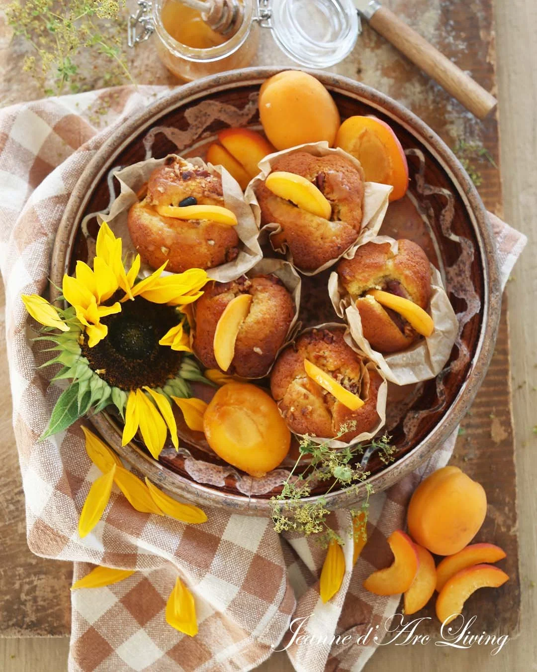 Got a craving for something sweet? Then make Vibeke's yummi Apricot Cake. Perfect for an early September afternoon😋🌈

2 eggs
7 oz (200 g) sugar
&frac12; cup (125 g) butter
4.5 fl oz (1&frac12; dl) semi-skimmed milk
&frac12; cup (125 g) dried aprico